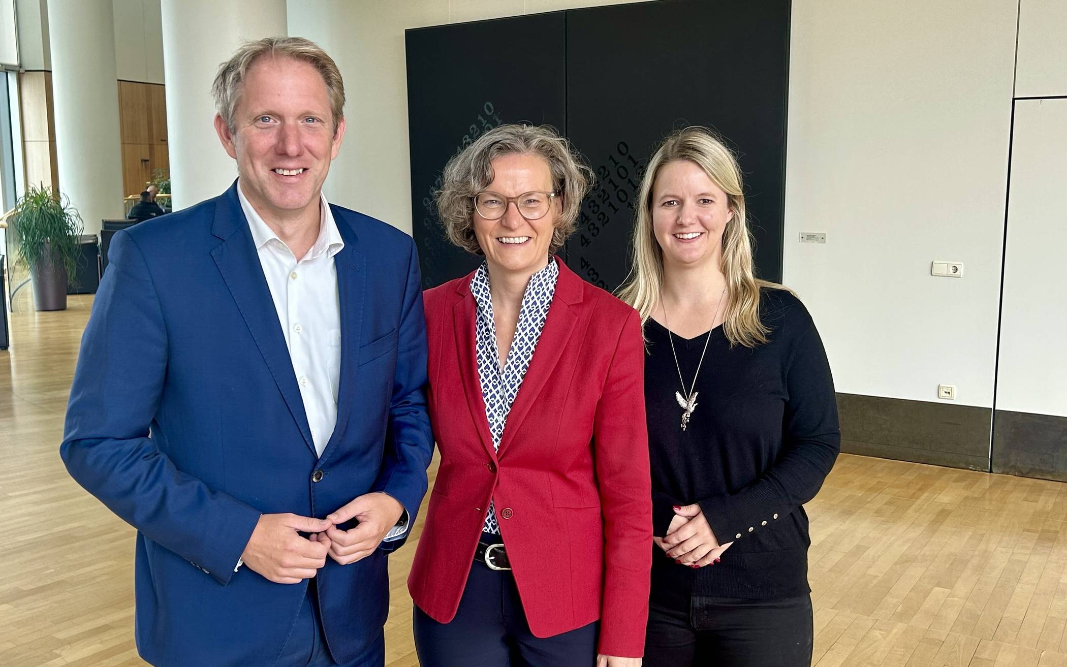 Die Mönchengladbacher CDU-Landtagsabgeordneten Vanessa Odermatt (r.)