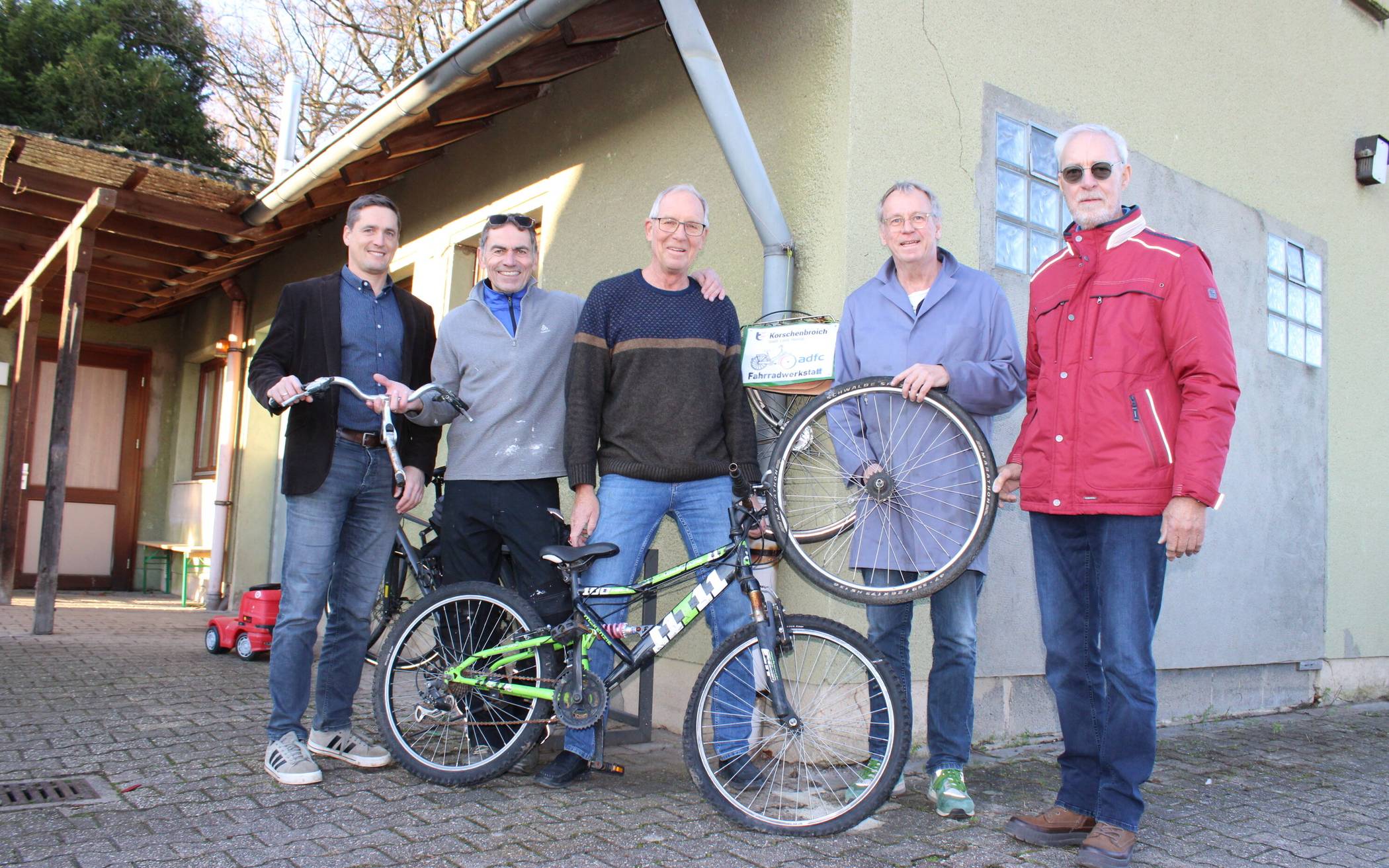 Vor den neuen Räumlichkeiten der Fahrradwerkstatt (v.l.): Martin Kragl (Leiter des Amtes für Soziales und Demografie bei der Stadt Korschenbroich) sowie Achim Dohmen, Gerhard Müller, Frank Wellershaus und Heinz-Josef Dackweiler vom ADFC.  