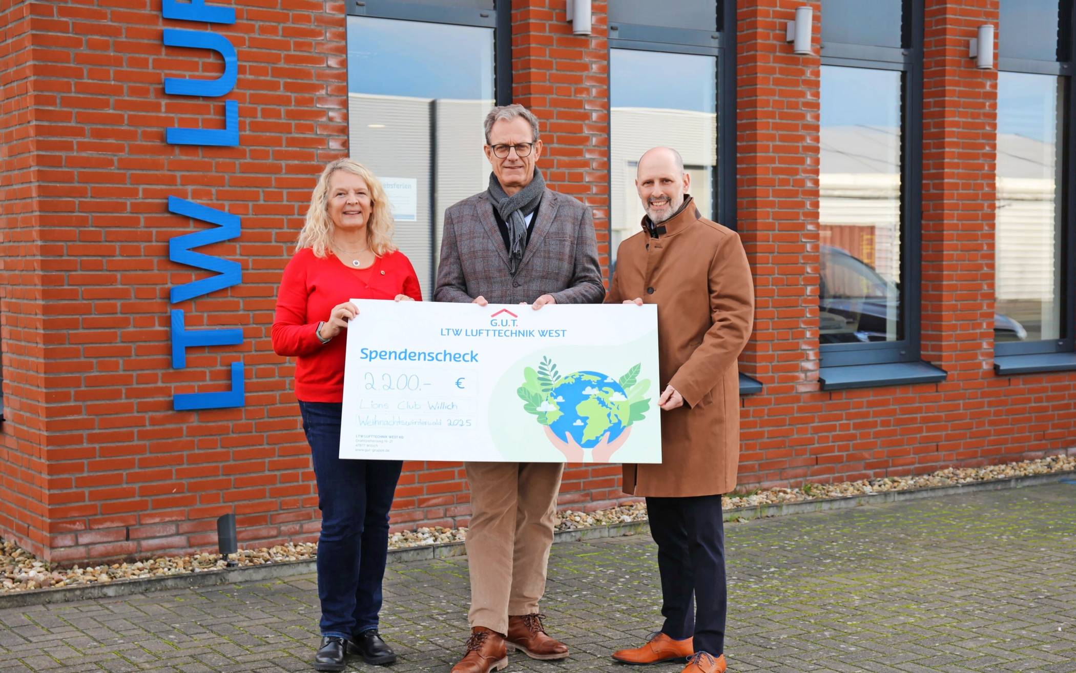 Spendenübergabe für die Lions bei LTW. Unser Foto zeigt von links Berenike Lüder (Lions), Jürgen Windegger (LTW) und Jan Nideggen (Lions).   