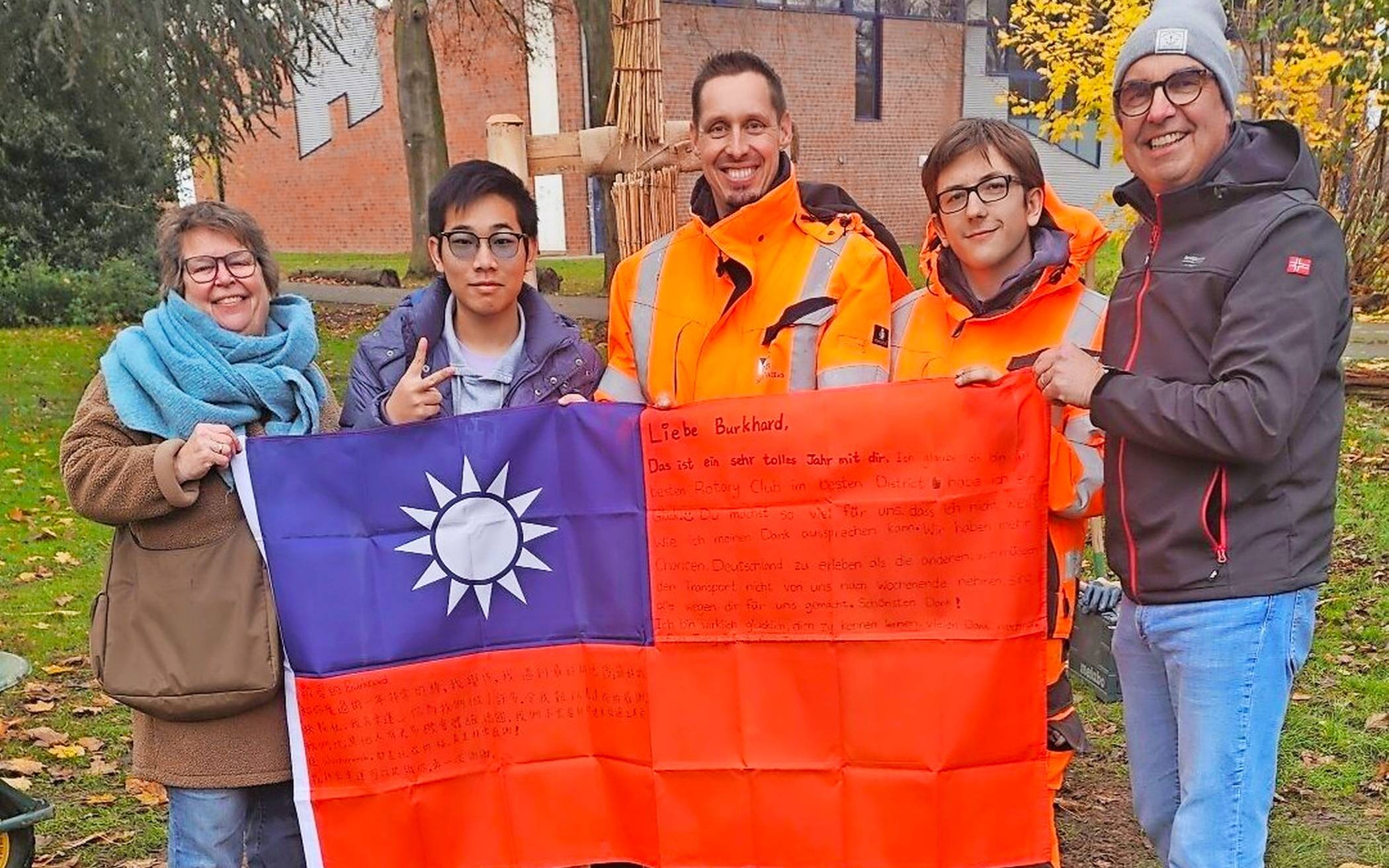  Unser Foto zeigt Martina Heikenfeld (Rotary Club Willich), Jack aus Taiwan, Marc Knabben, Leon Birkenheuer, (beide Stadt Willich), Dr. Burkhard Gronwald, (Rotary Club Willich) beim Pflanzen des Baumes.  