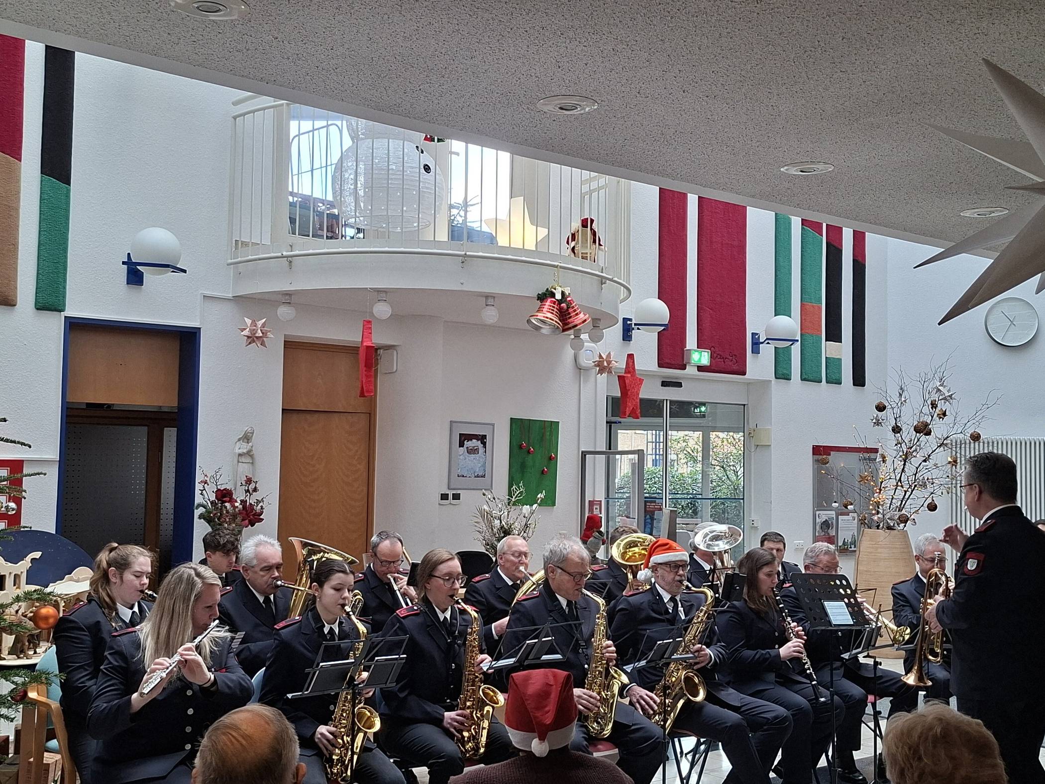 Musikzug der Feuerwehr Tönisvorst bringt Weihnachtsfreude