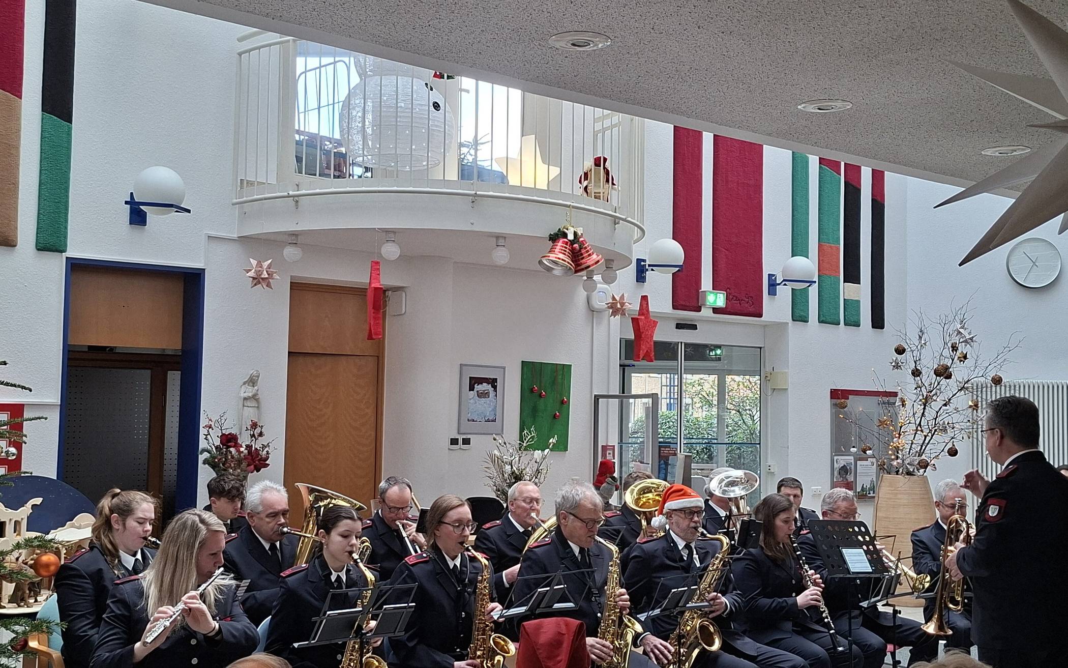 Musikzug der Freiwilligen Feuerwehr Tönisvorst bringt Weihnachtsfreude ins Altenheim St. Tönis