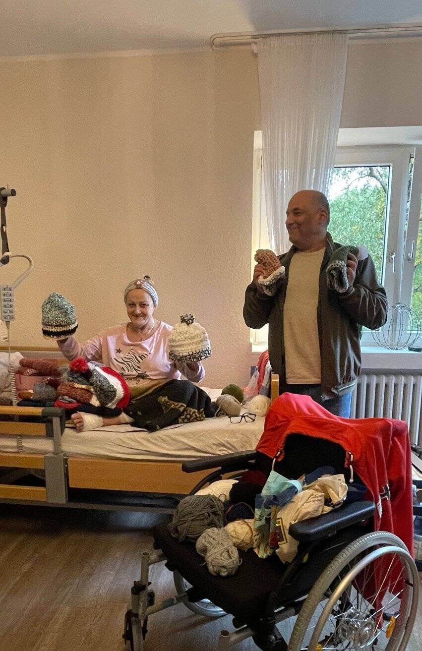  Sozialarbeiter Gürdal Türker holte die Mützen und Schals bei Spenderin Britta Köllmann ab. 