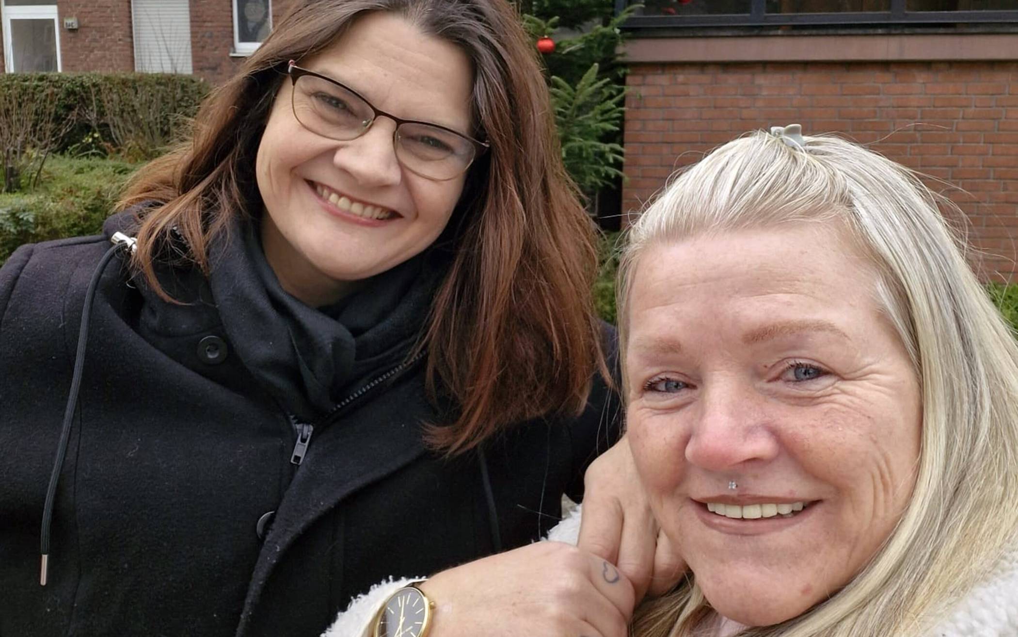 Nicole Zieseniss und Simone Michels eröffnen gemeinsam mit der Ev. Kirchengemeinde Moers-Scherpenberg das Demenz-Café Zeitblüte.