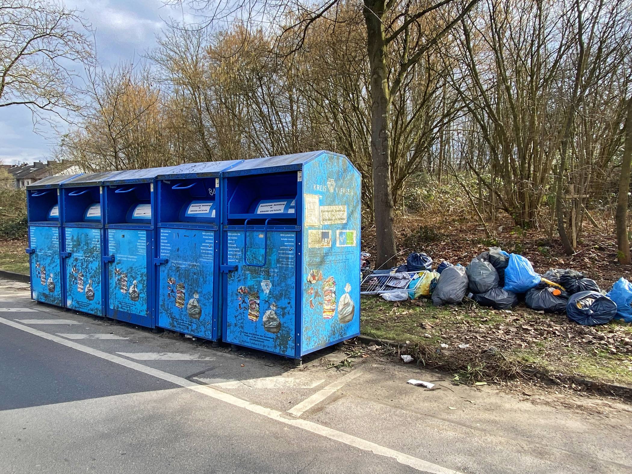  Es gibt zahlreiche Standorte der Sammelcontainer des Kreises. Oft werden sie nicht korrekt genutzt oder Abfall neben ihnen entsorgt. 