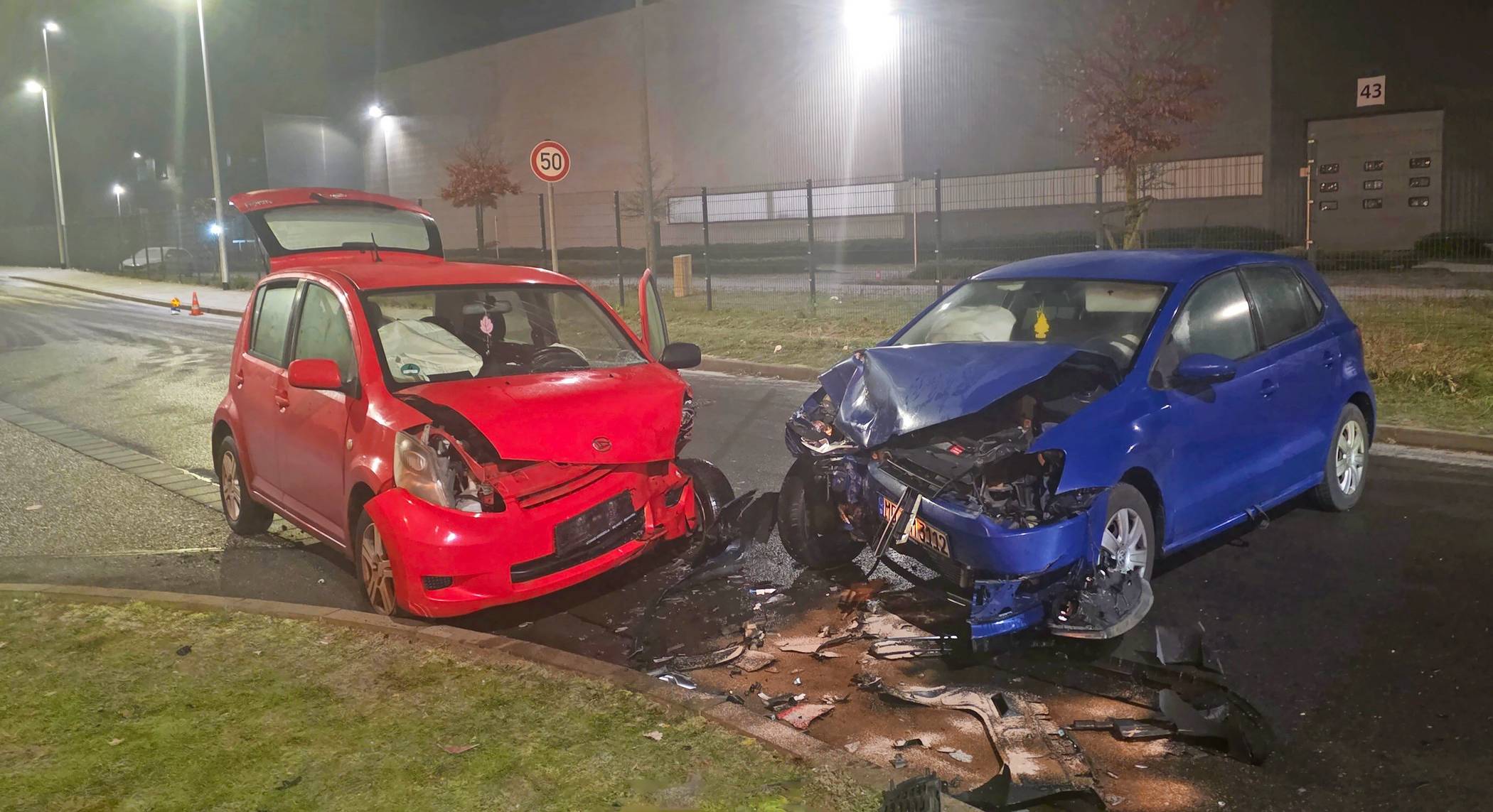 Sonntagabend „zwischen den Jahren“ in Sasserath: Der Unfall auf eisglatter Fahrbahn ging zum Glück halbwegs glimpflich aus. Foto: Manuel Kemmer