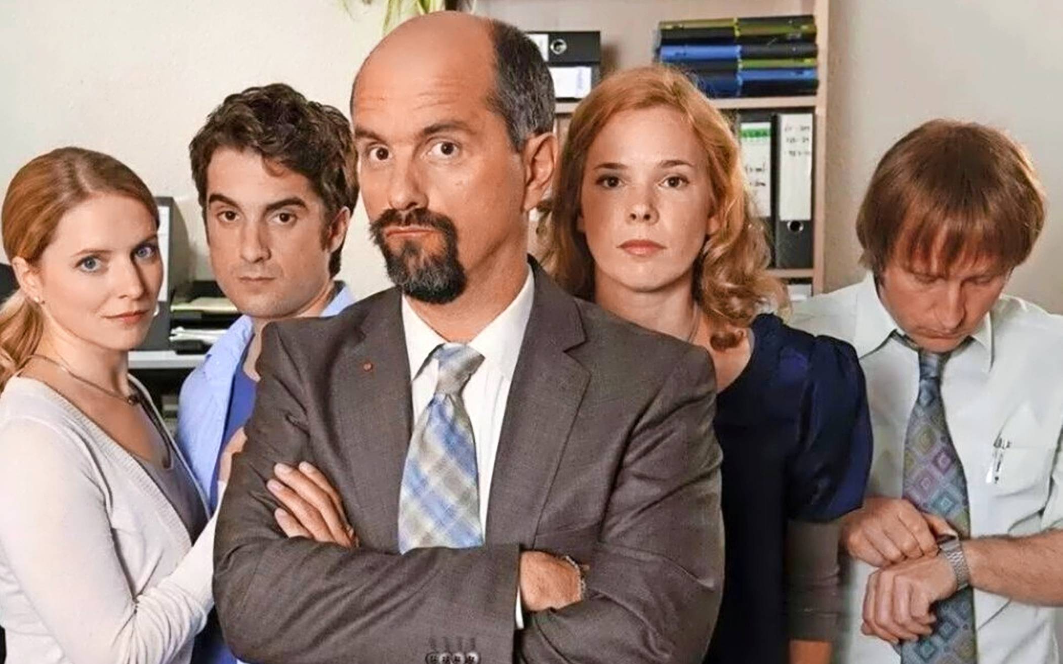  Bernd Stromberg (Christoph Maria Herbst) und sein Capitol-Team feiern Reunion. 