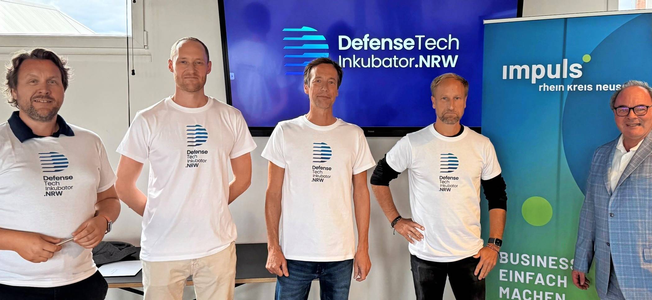  Gipfel geplant (v.l.): die DefenseTech-Inkubator.NRW-Initiatoren Vidar Andersen, Patrick Kammann, Dr. Klemens Gaida und Stefan Meyer-Spickenagel mit Robert Abts, dem Leiter der Wirtschaftsförderung des Rhein-Kreises Neuss. 