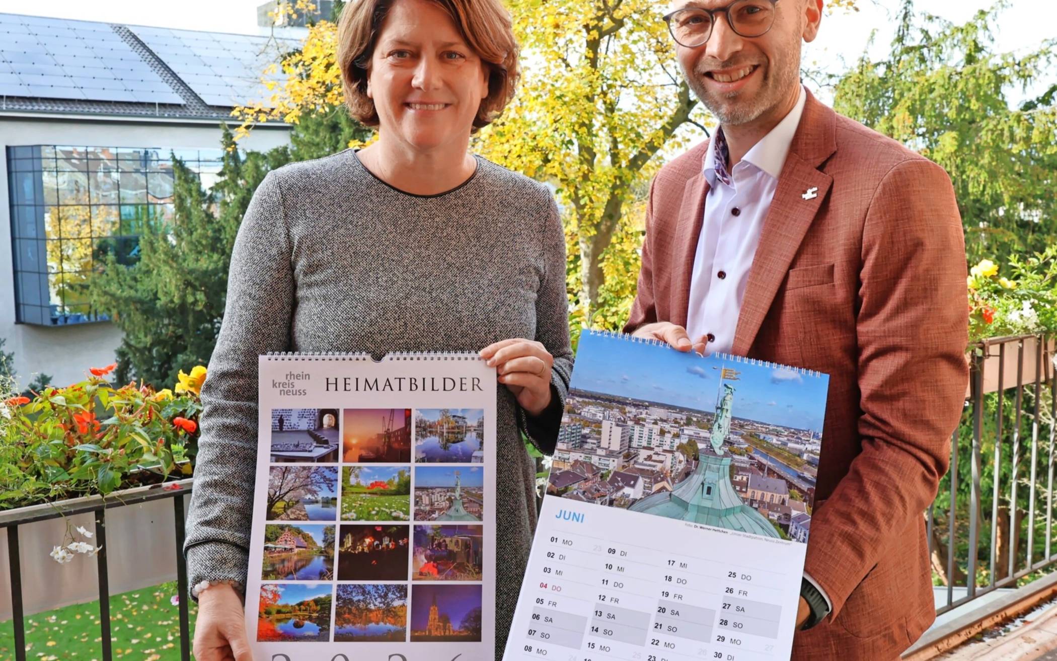  Landrätin Katharina Reinhold und Kreis-Pressesprecher Benjamin Josephs stellten den neuen Heimatkalender 2026 vor.   