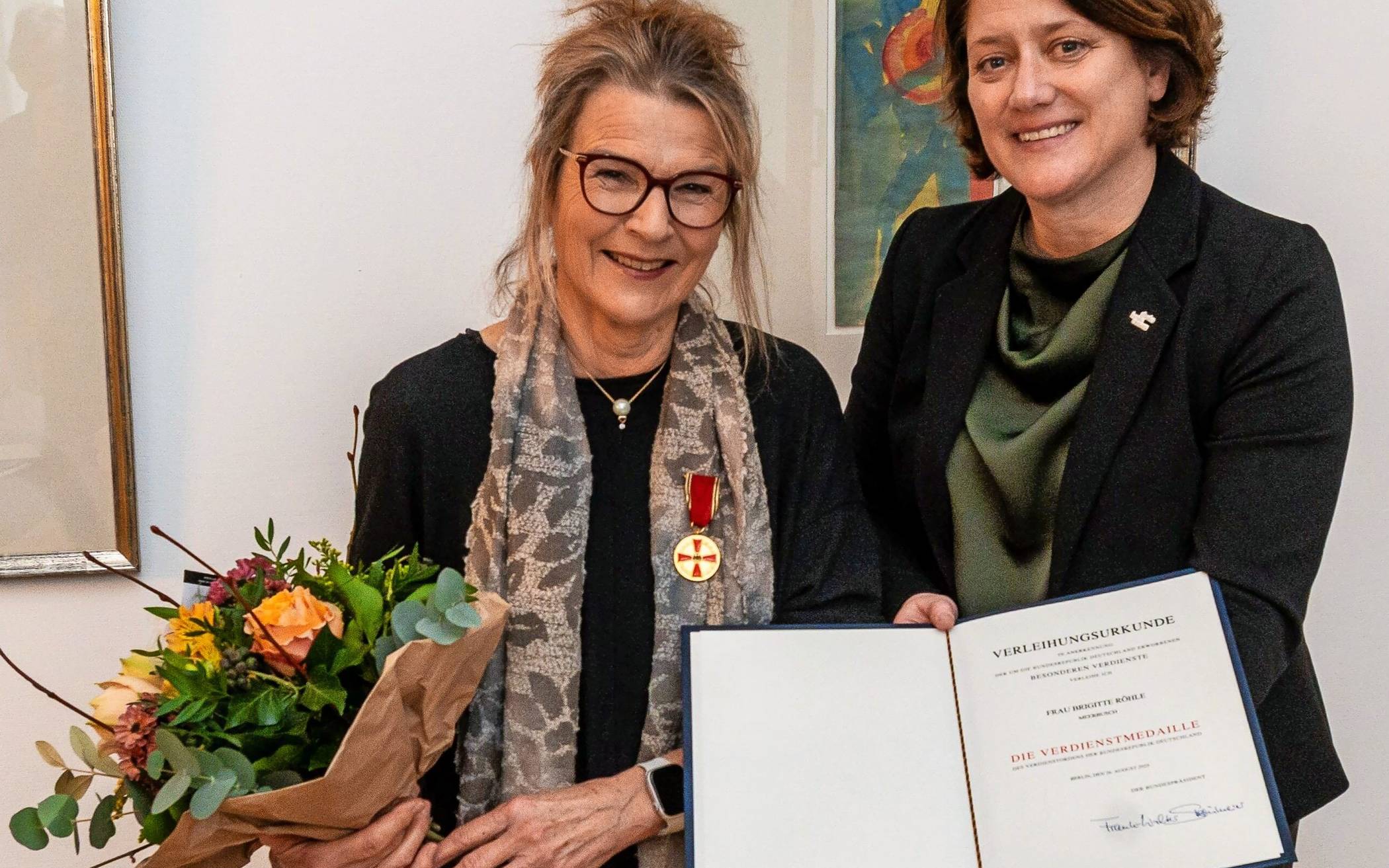 Landrätin Katharina Reinhold (r.) überreichte die