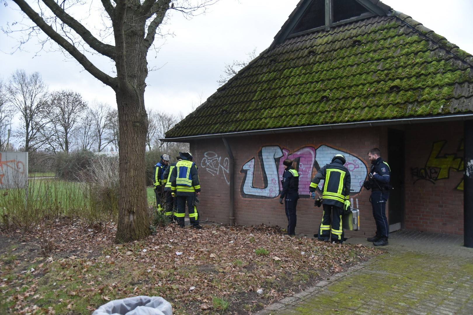  Einsatz: Aus dem geschlossenen Toilettenhäuschen am Elfrather See stieg Rauch. Offenbar hatte ein Eindringlich ein Feuer entzündet.   