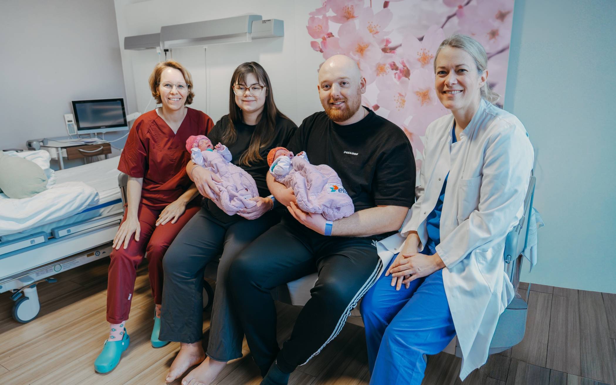 Die glücklichen Eltern Lena S. und Rony T. aus Erkelenz mit Ihren eineiigen Zwillingstöchtern Pia und Hannah sowie Oberärztin Dr. med. Johanna Bergmann und Hebamme Jessica Stoffels.