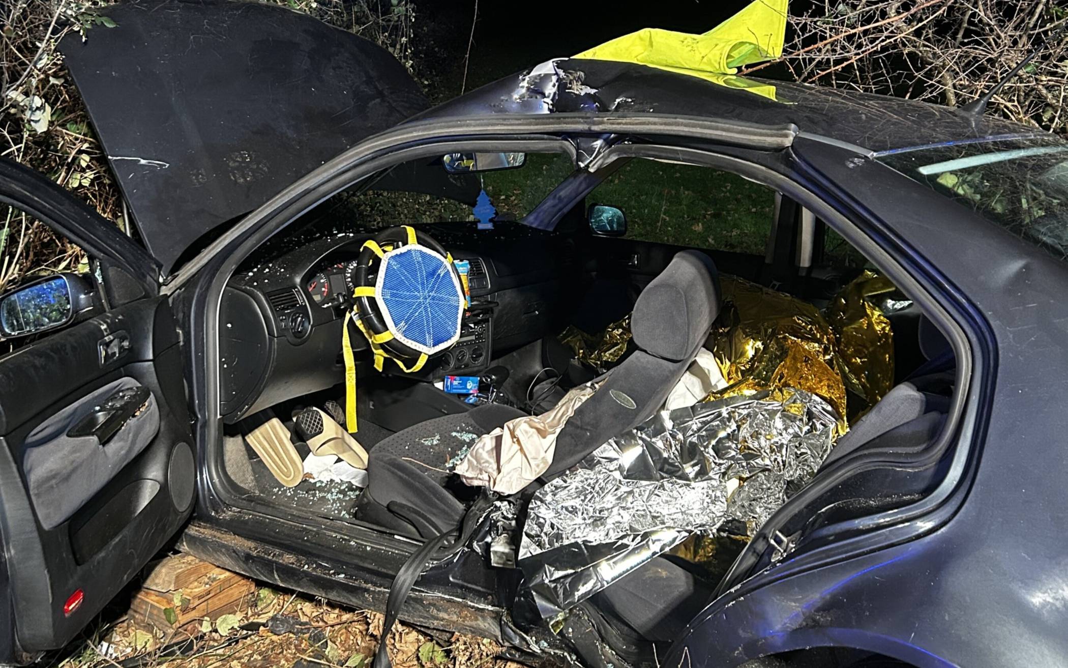 Auto schleudert gegen Baum - Fahrer eingeklemmt