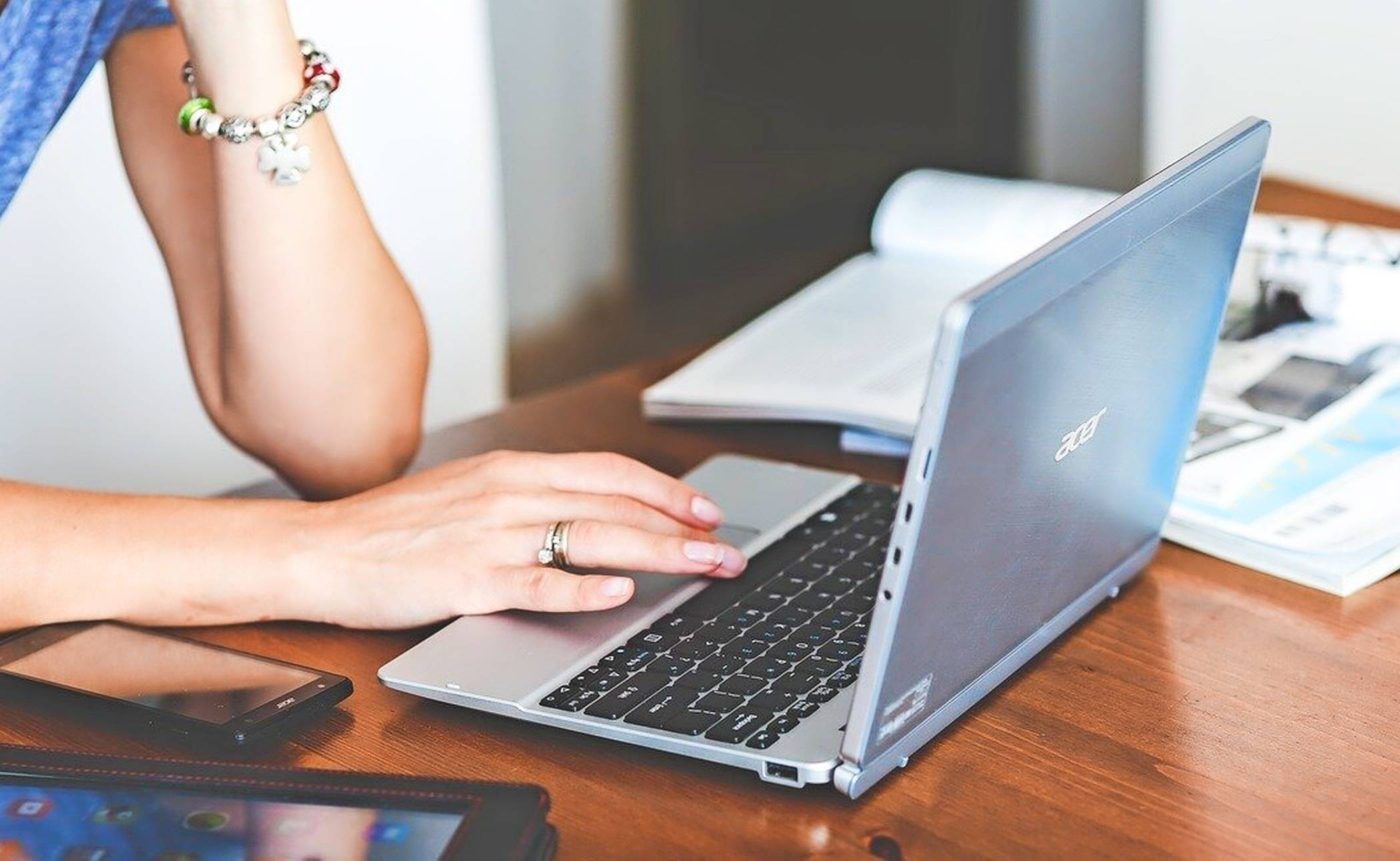  Neue Regeln im Internet: Unter anderem müssen KI-generierte Inhalte gekennzeichnet werden. Außerdem wird der Widerrufs-Button eingeführt. 