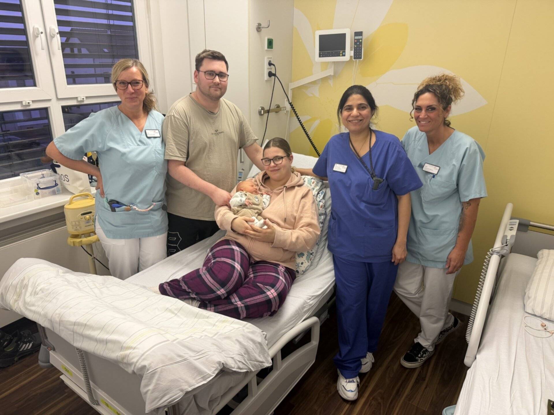  Schwester Andrea, Dr. Siddiqui und Schwester Tanja freuen sich mit den Eltern, Natalie Reuland-Gilgenast und ihrem Ehemann, über die Geburt ihres Sohnes Felix. 