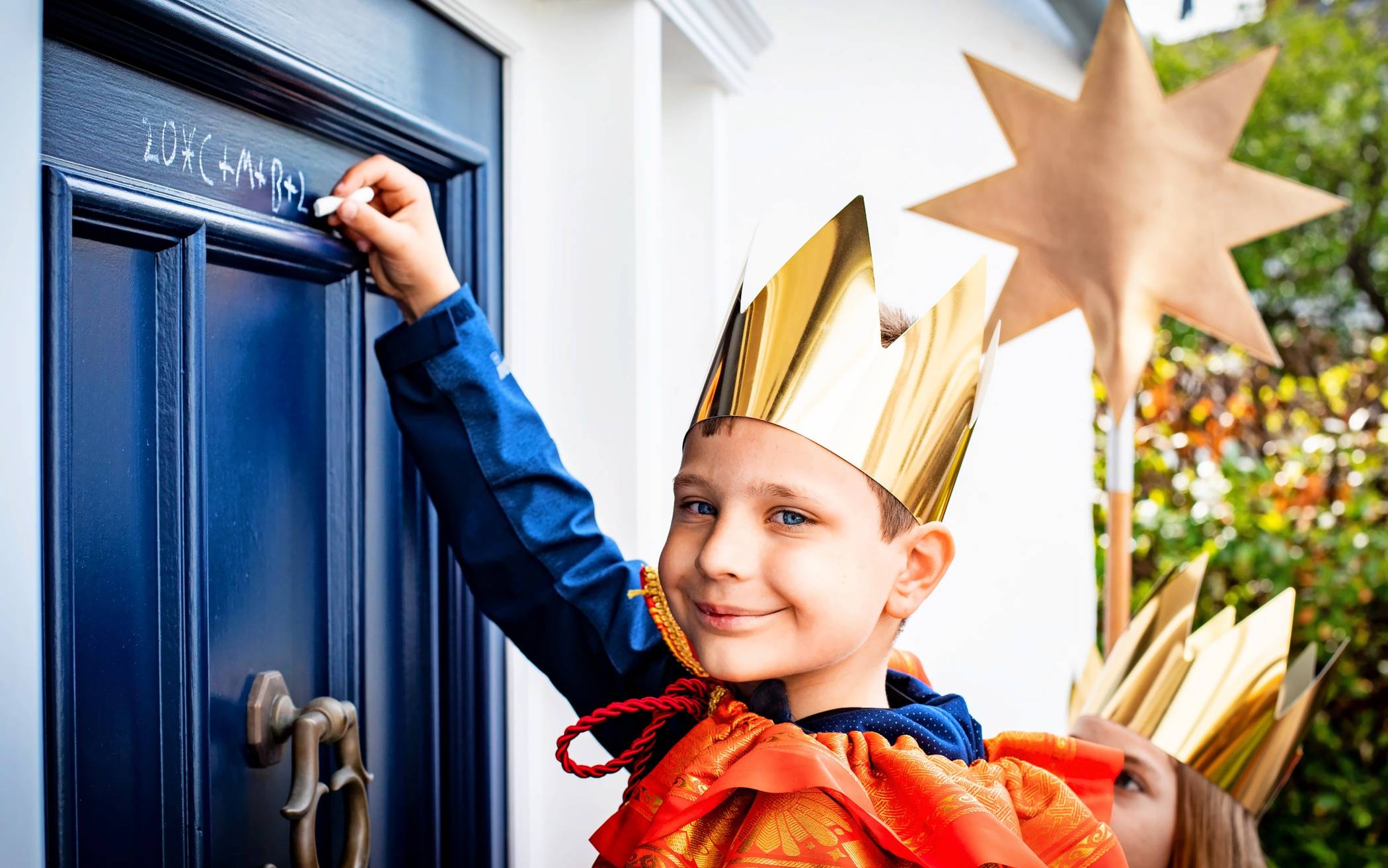  Segenswunsch: Die Sternsinger schreiben C+B+M (Christus segne dieses Haus) an die Türen. Dafür bitten sie um eine Spende für notleidende Kinder.  