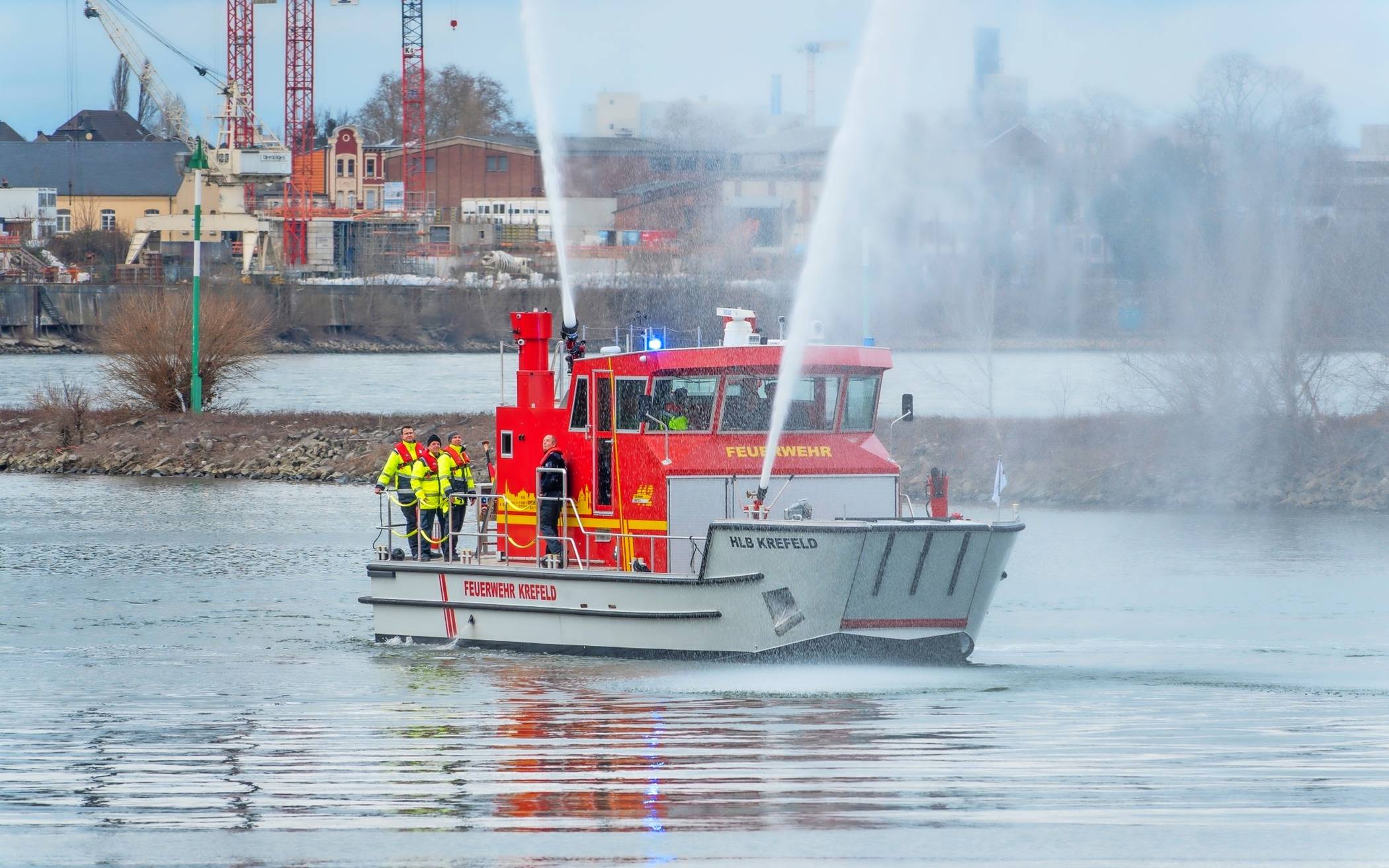 Ein nasses Willkommen: Die Ankunft des neuen HLB im Krefelder Hafen wurde gebührend gefeiert.   