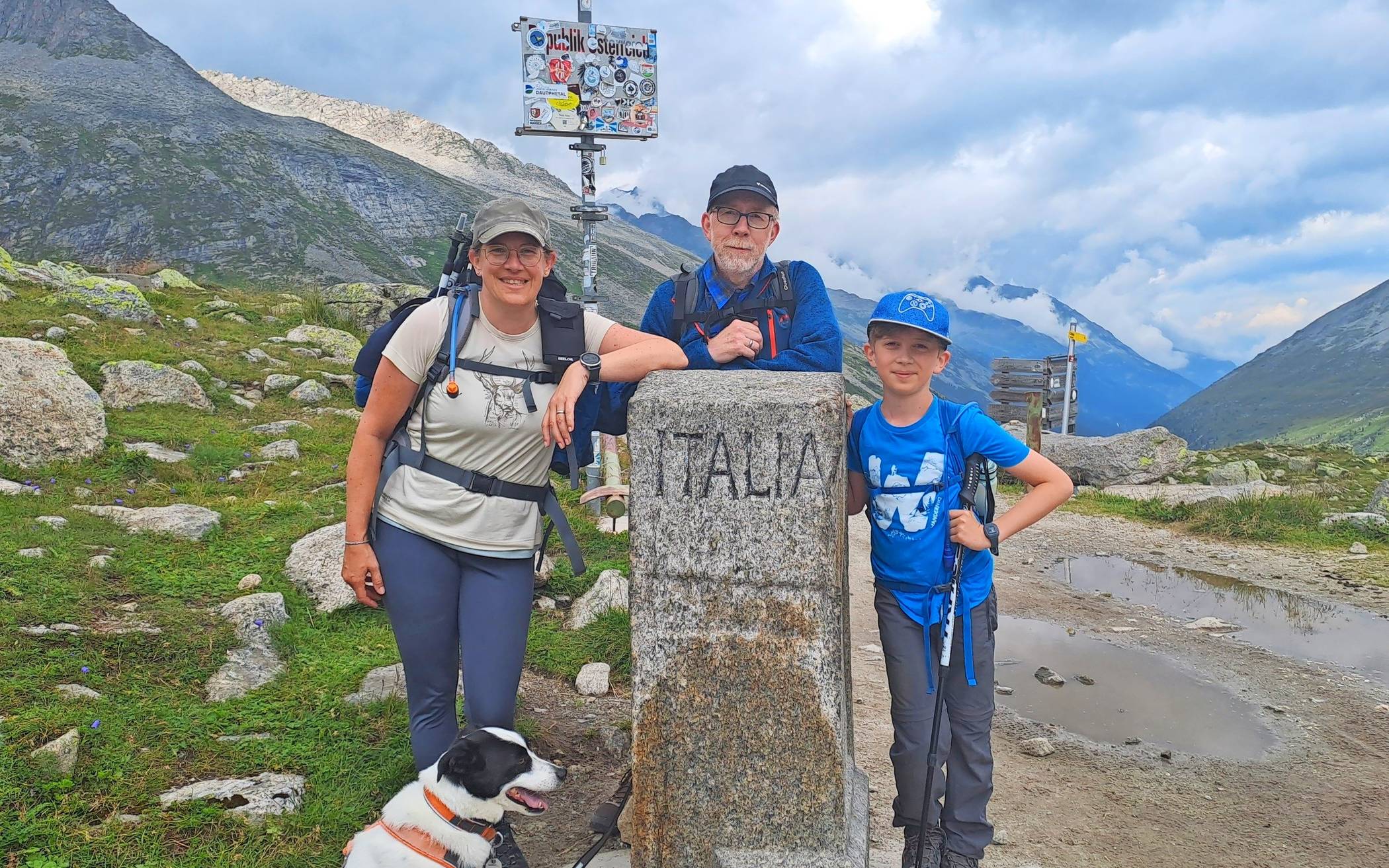  Stolz und glücklich: Das Bild zeigt die Familie mit Hündin Panda bei ihrer Ankunft an der italienischen Grenze. 