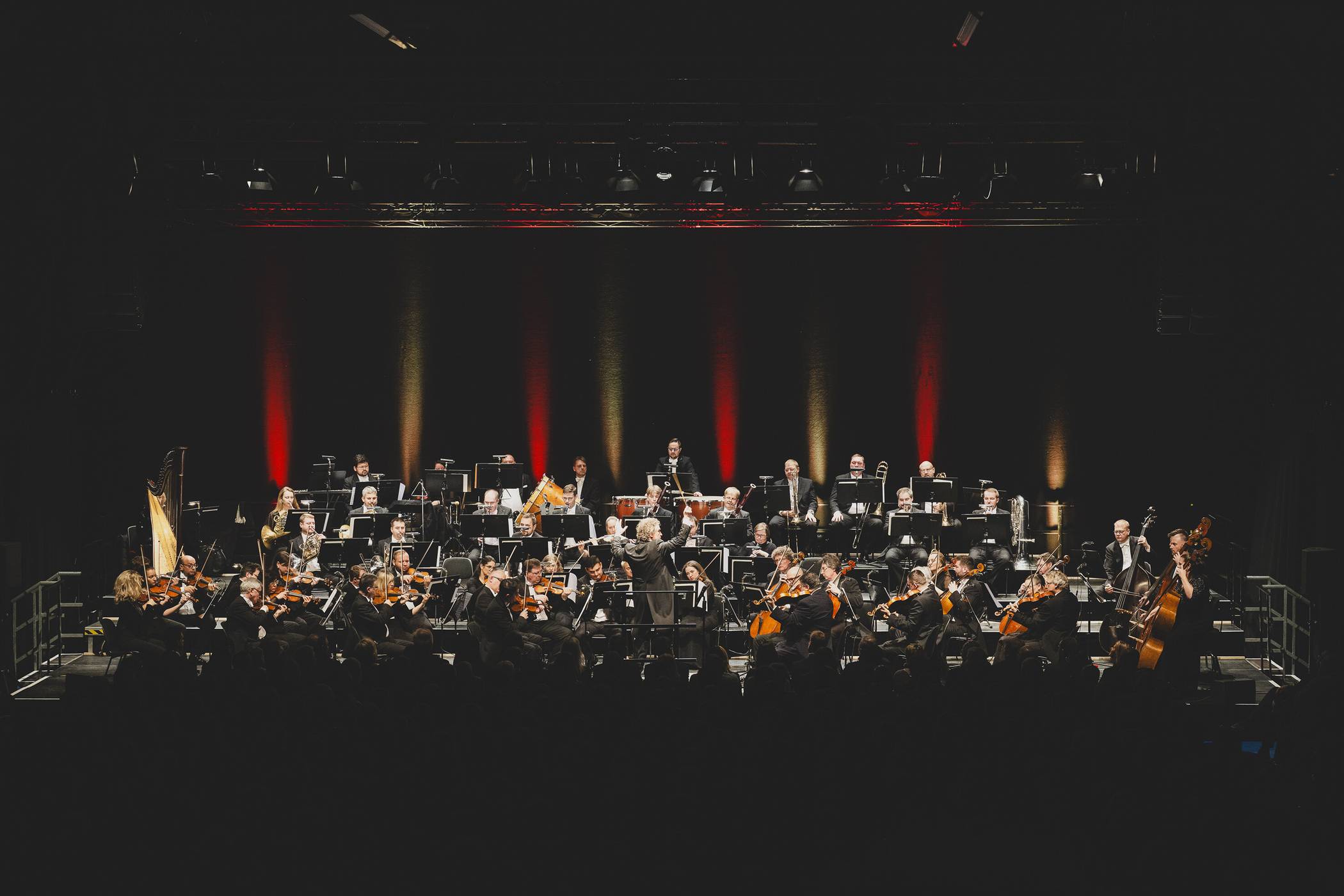  Rund 1200 Gäste sind beim Moerser Neujahrskonzert der Prague Royal Philharmonic festlich ins neue Jahr gestartet. 
