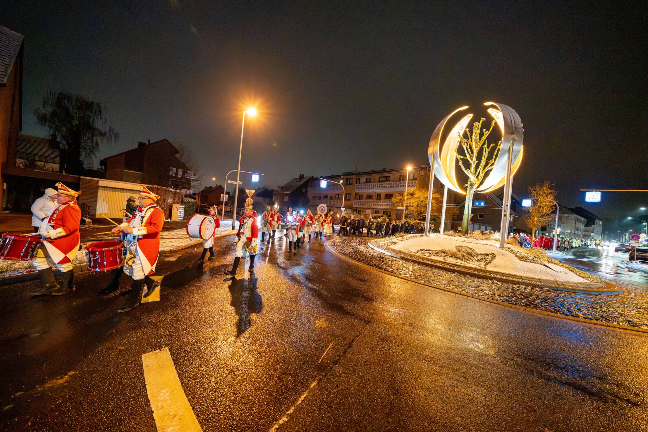  Vor dem Einzug in die Hofburg gab es einen Fackelzug von der Holter Kirche bis zum Hotel &amp; Restaurant Schürings. 