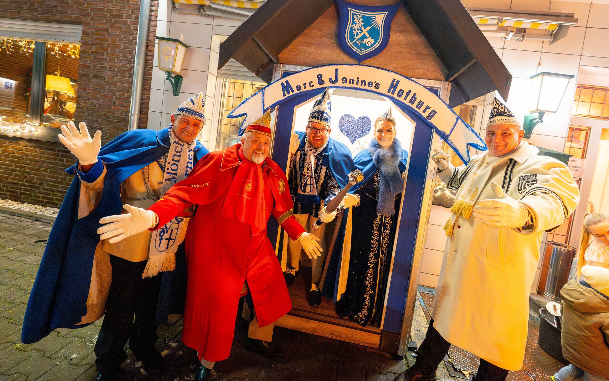 Hofburg mit Fackelzug ab Kirche Holt,
