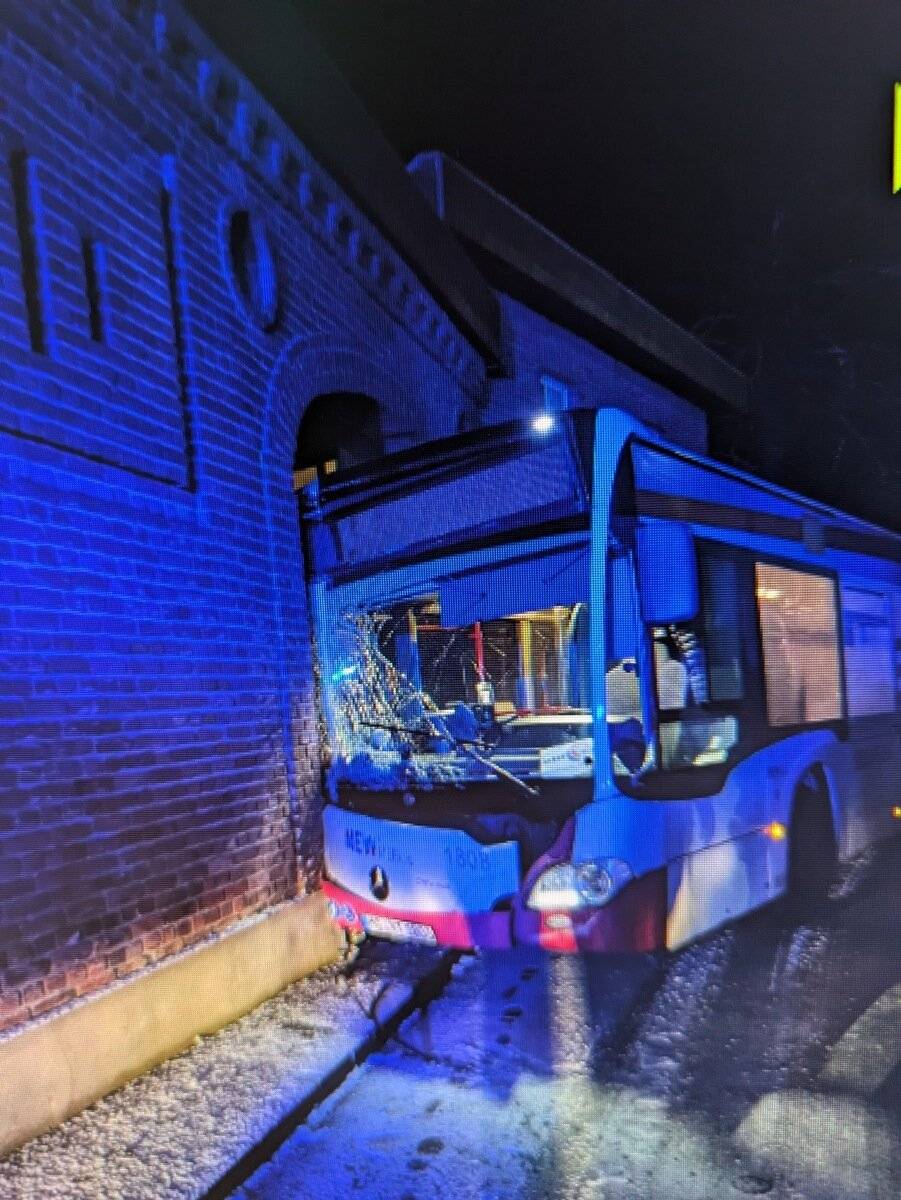  In einer leichten Kurve kam der Bus durch Glatteis von der Straße ab und prallte gegen eine Hauswand. 