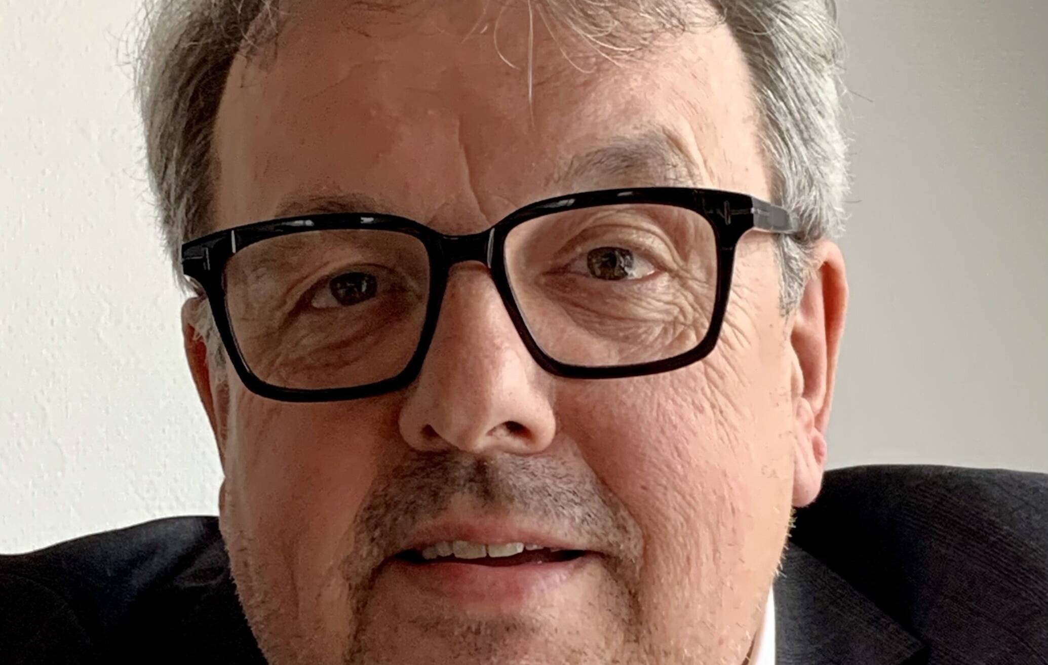 Der Musikwissenschaftler und Chorleiter Wolfgang Becker leitet die Teilnehmer/innen an.