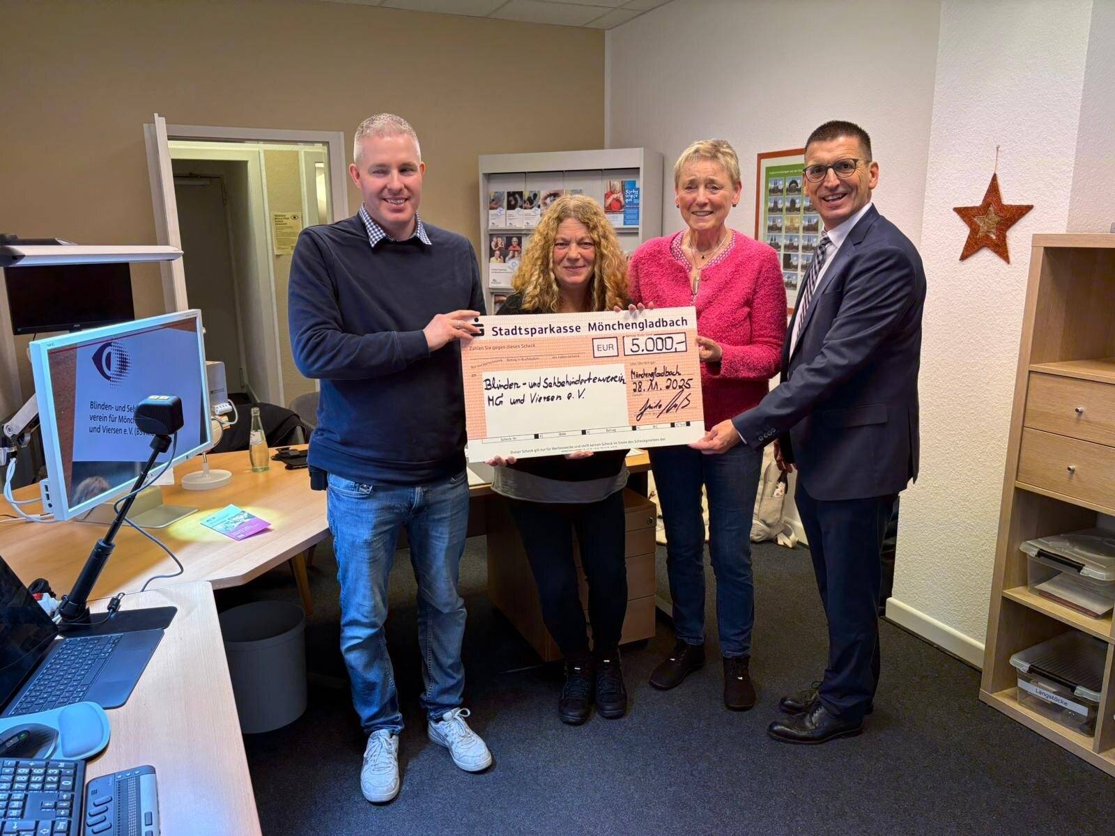  5 000 Euro für den Blinden- und Sehbehindertenverein (v.l.): Stefan Peters, Vorstand BSV MG, Carmen Hommen und Steffi Peiffer, Beraterinnen, Guido Heß, Filialleiter Sparkasse. 