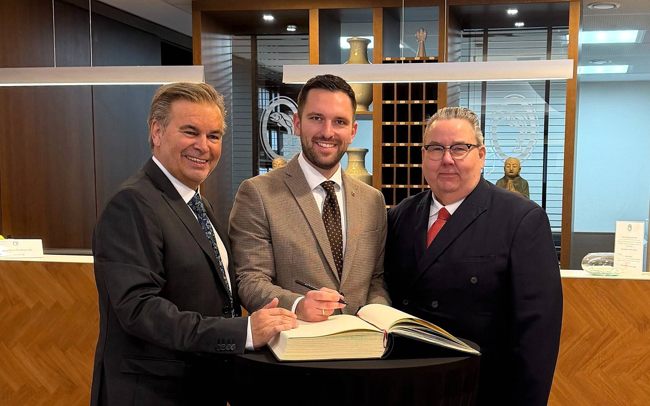  Mit einem Eintrag in das symbolische „Goldene Gästebuch“ des Hotels Am Fischmarkt hat Bürgermeister Philipp Richter ein klares Zeichen für Aufbruch, Dialog und eine vertiefte Zusammenarbeit in der Rheinberger Innenstadt gesetzt. 