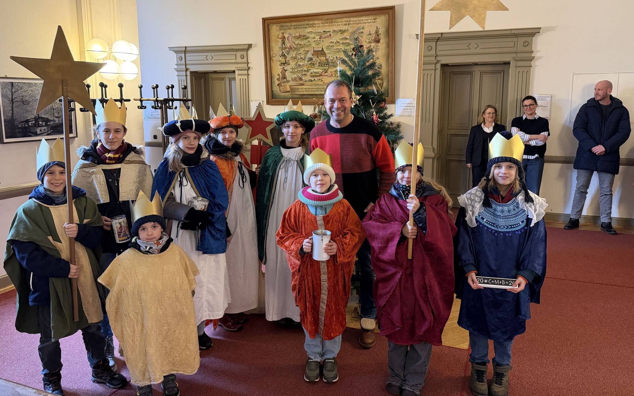 Sternsinger aus Willich, Schiefbahn und Anrath besuchen Bürgermeister Christian Pakusch im Schloss Neersen.