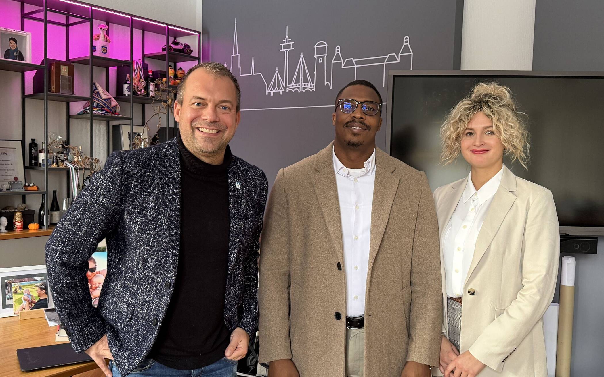 Seltener Besuch aus Kap Verde: Bürgermeister Christian Pakusch empfing seinen "quasi Amtskollegen" Samora Moreira, Leiter der Verwaltung der Stadt Tarrafal im Nordwesten der Insel Santiago der Republik Kap Verde. Vermittel wurde der Busch durch die Willicherin Vanessa Heitling. Foto: Stadt Willich