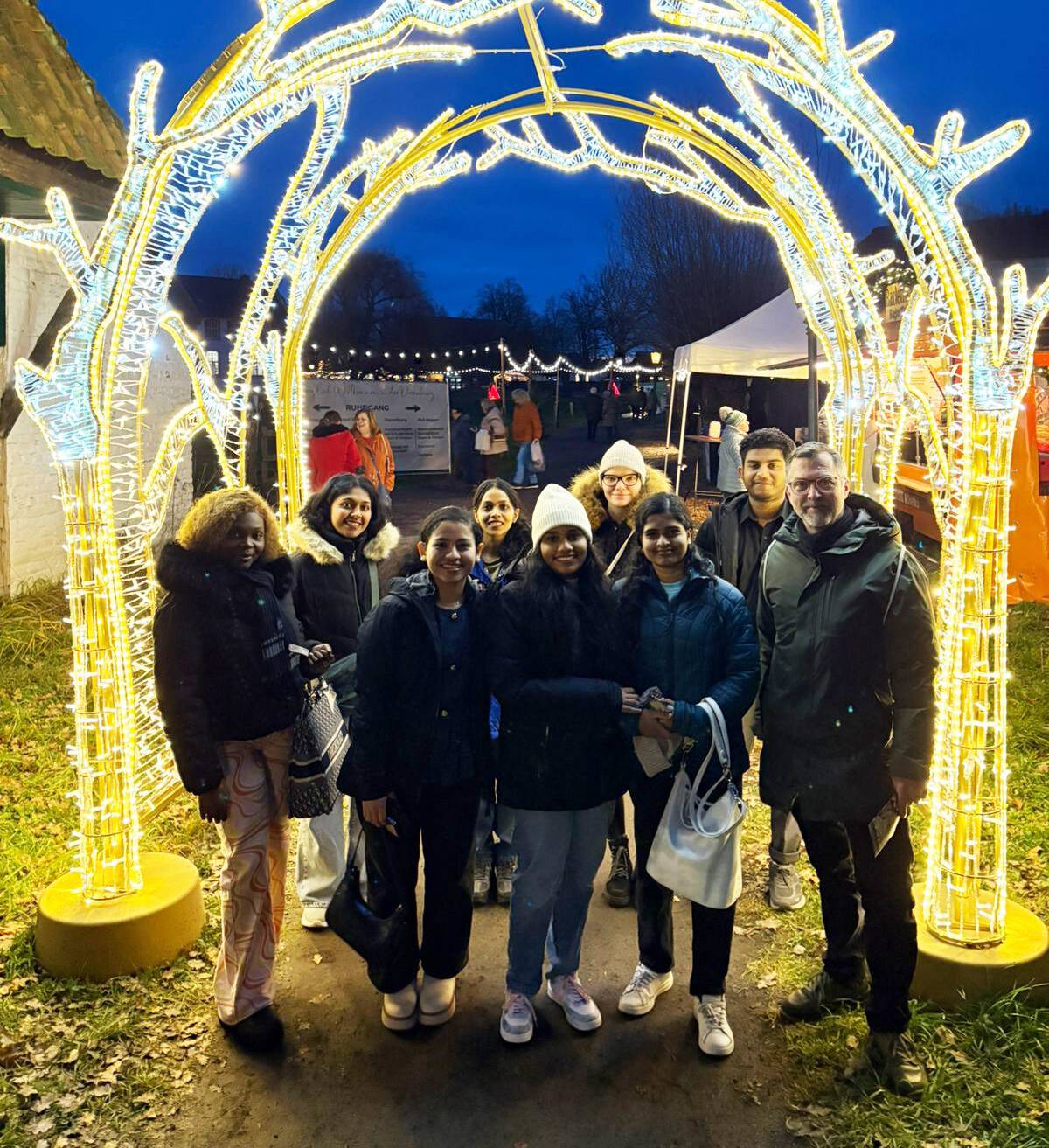  Für die angehenden Pflegekräfte aus Indien ist der Besuch auf einem Weihnachtsmarkt ein ganz besonderes Erlebnis. 