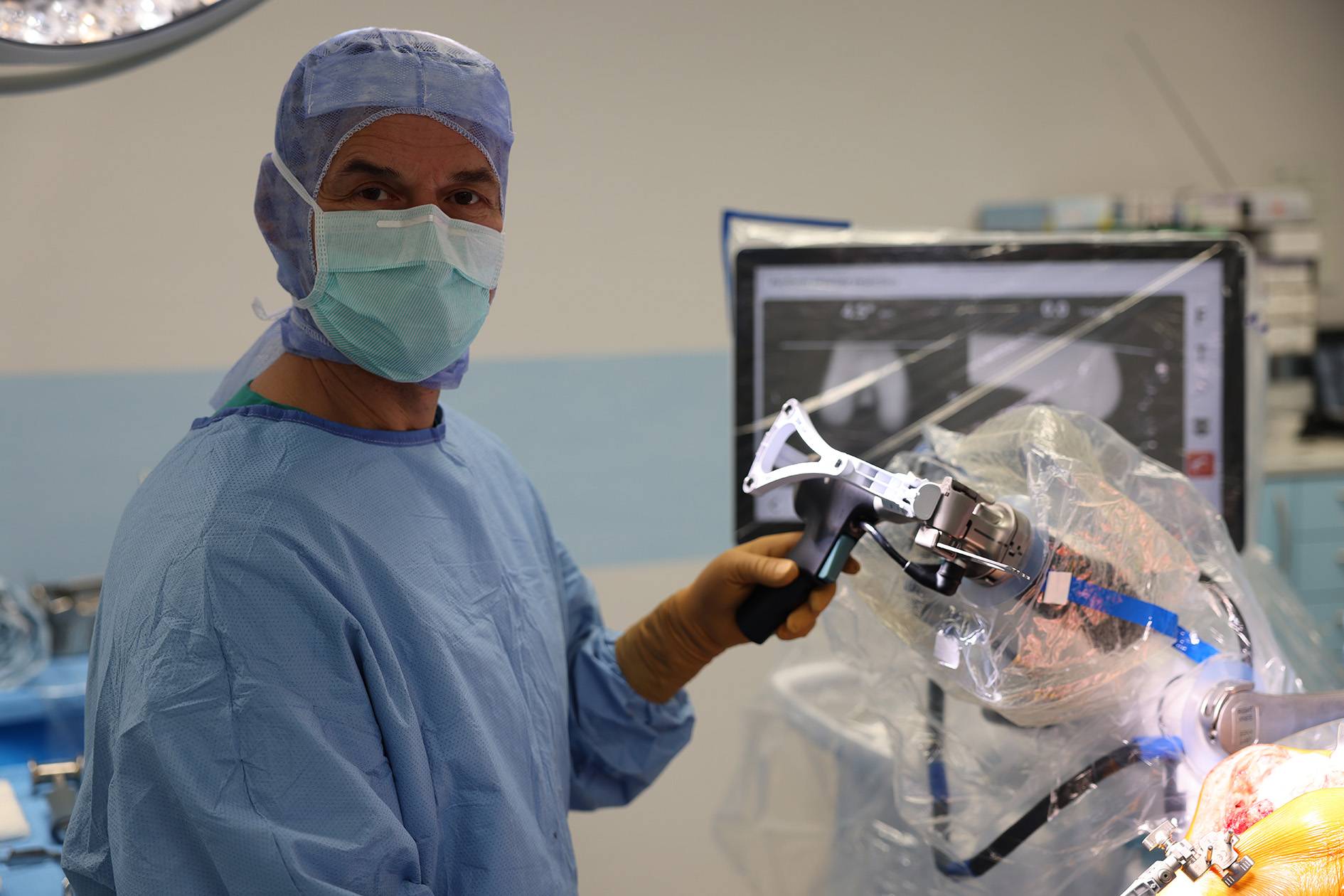  Heute arbeitet das OP-Team mit gleich zwei hochmodernen robotischen Systemen. 