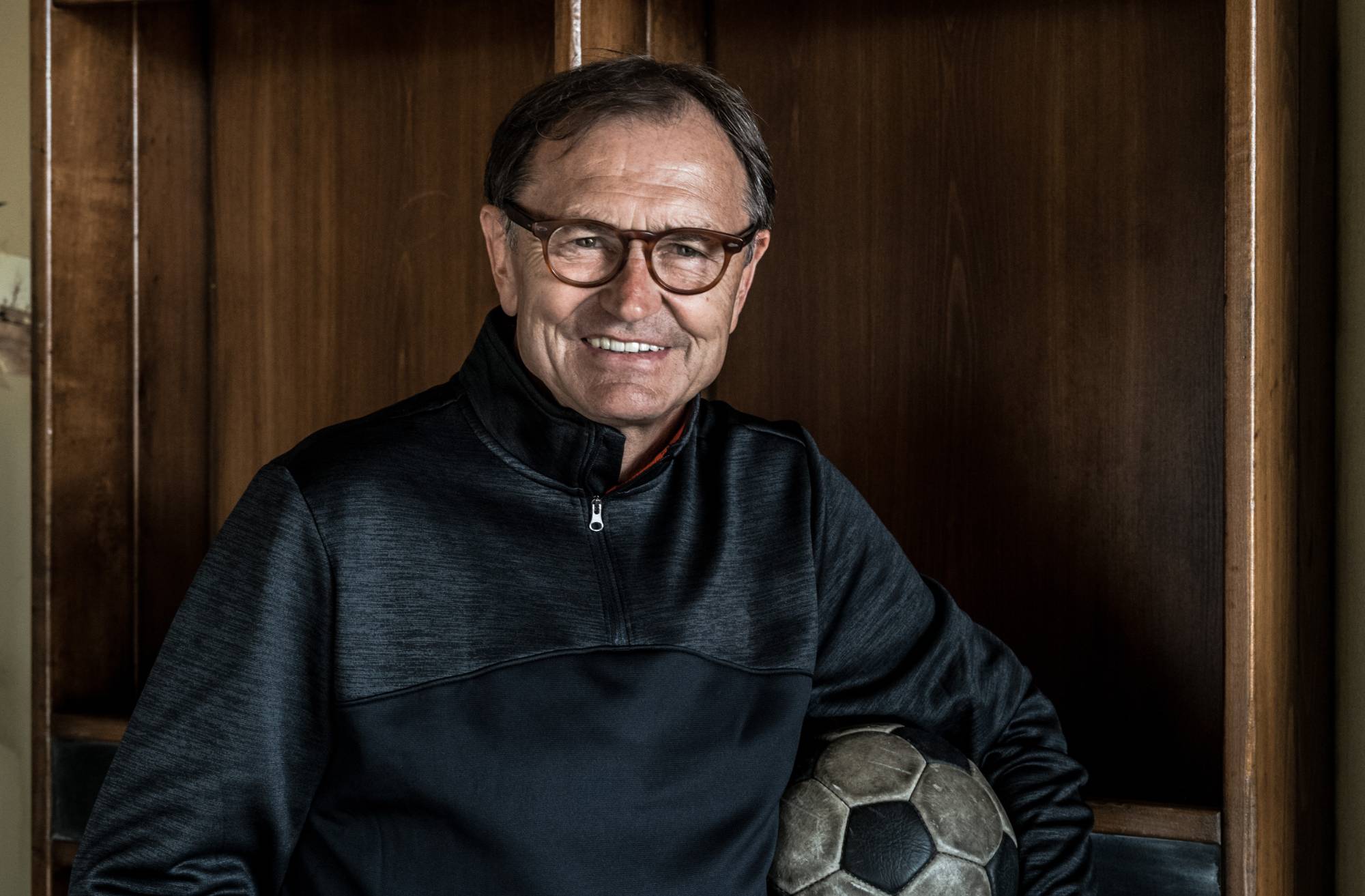 „Fußball und wie das Leben so spielt...“ heißt es am  12. mai in der NEW Box mit Ewald Lienen.