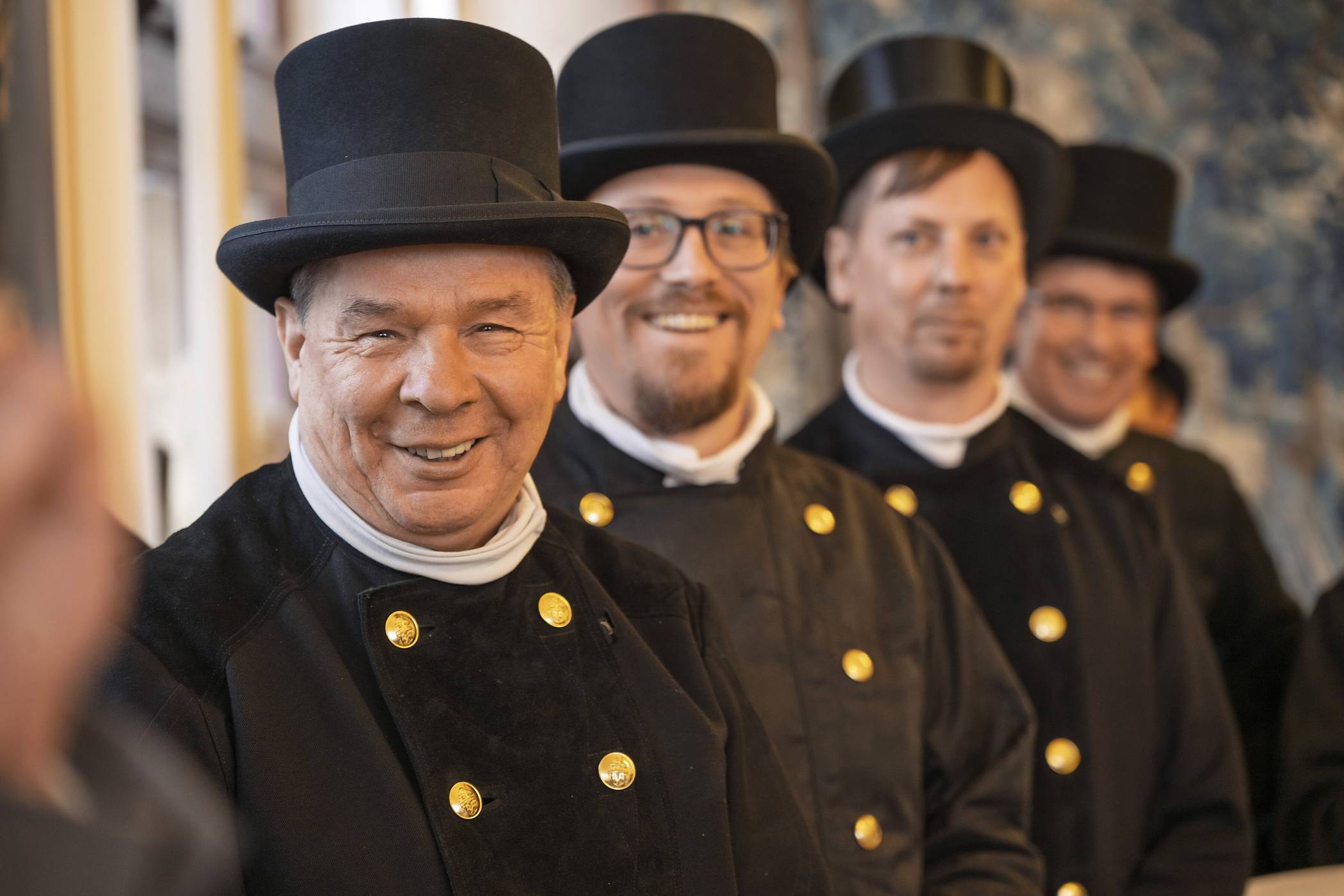 Die Berzirksschornsteinfeger kamen zum Neujahrgruß ins Duisburger Rathaus