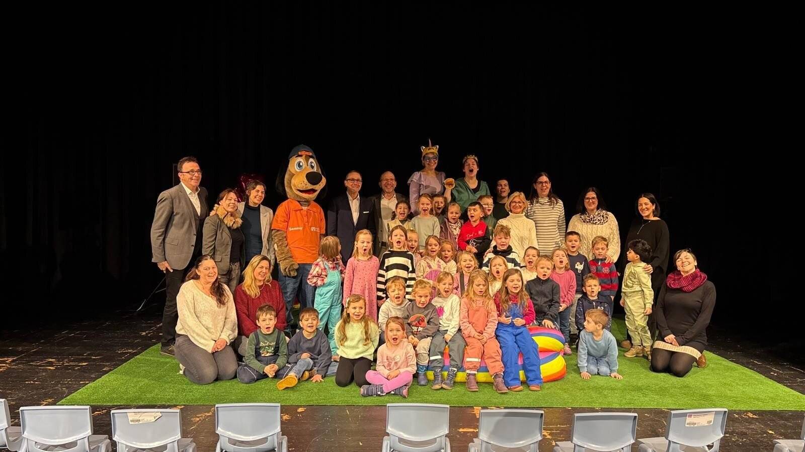 600 Kinder freuen sich auf das „NEINhorn“