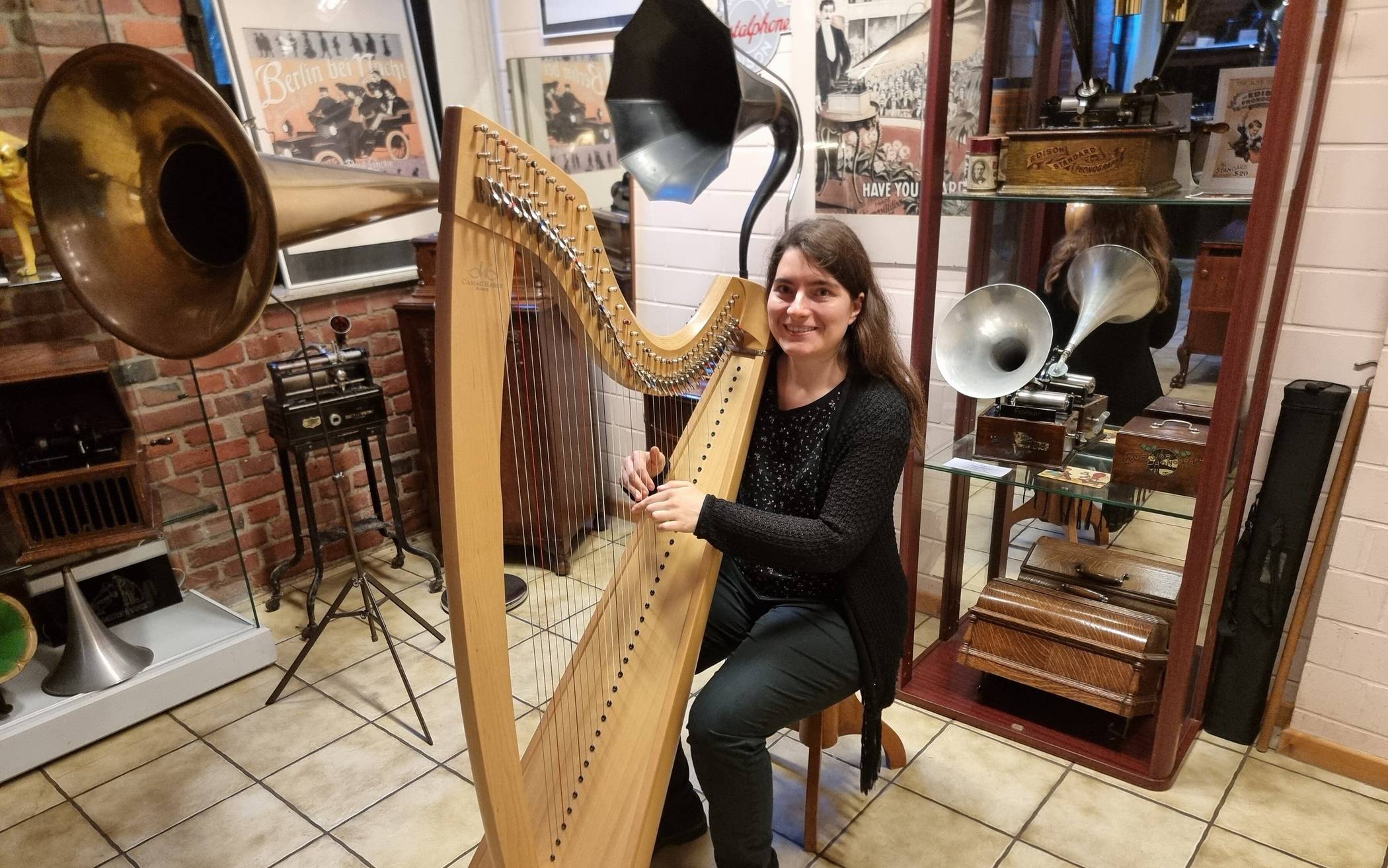  Die Harfenistin Isabelle Marchewka spielt. 