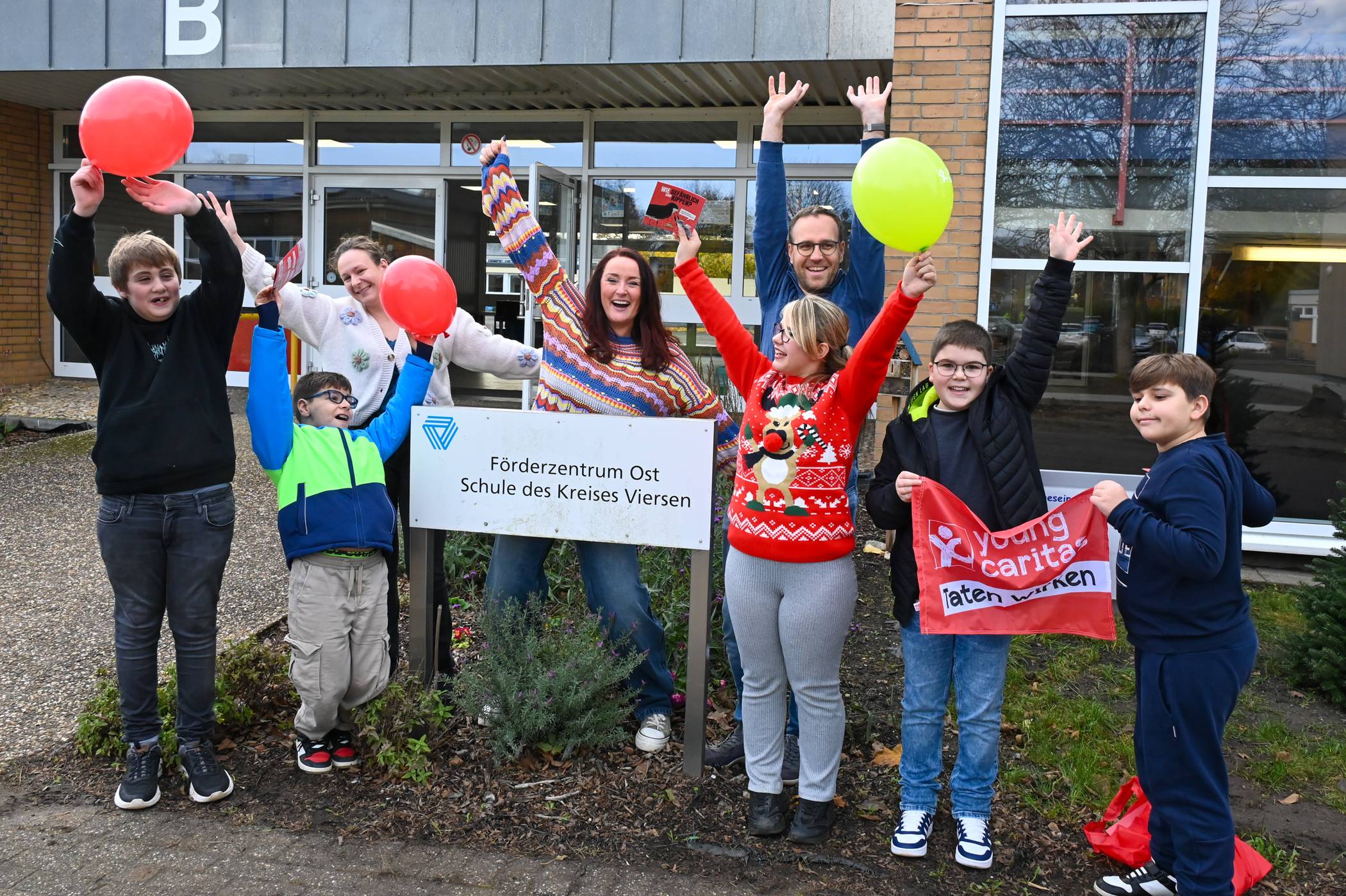 Ein Hurra für „Fill the Bottle“ am Förderzentrum Ost (v. l.): Leon, Miguel, Klassenlehrerin Kathrin Heithausen, Jeannette Gniot von youngcaritas, Schulleiter Daniel Giessmann, Lia, Victor und Michael. 