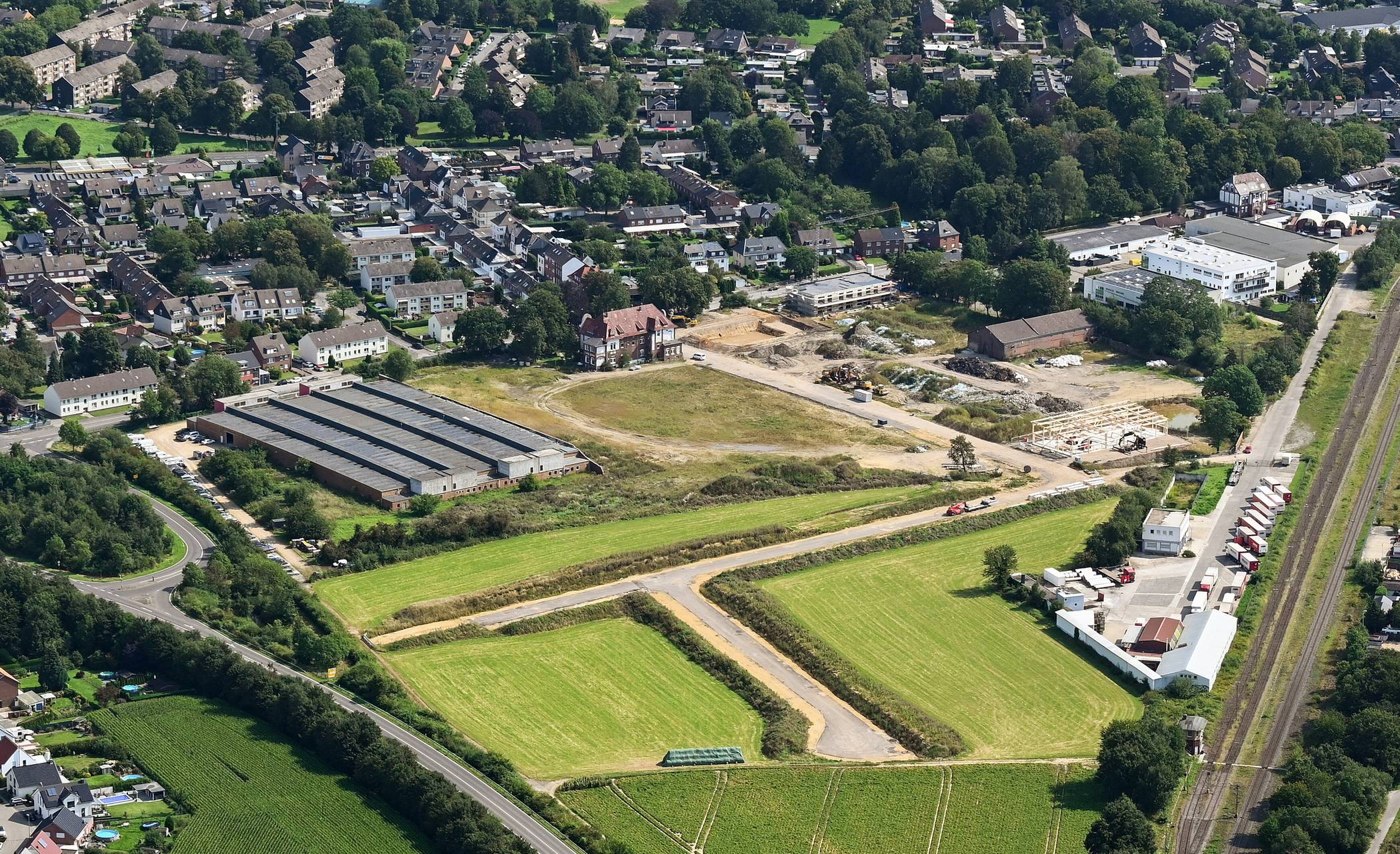  Das Foto zeigt die Fläche, auf der das neue Gewerbegebiet entwickelt wird. 