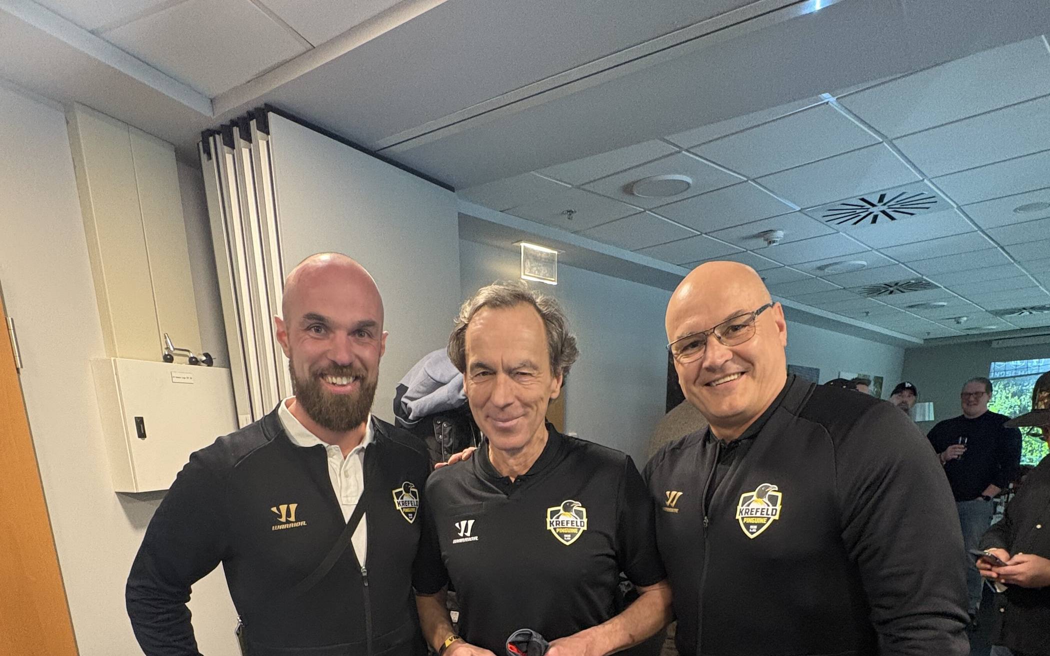  Dr. Martin Wazinski (Bildmitte) bei seiner Verabschiedung als Chefarzt in der Yayla-Arena. Mit ihm im Bild Marketingleiter Sören Mumme (links) und Pinguine-Geschäftsführer Peer Schopp.  