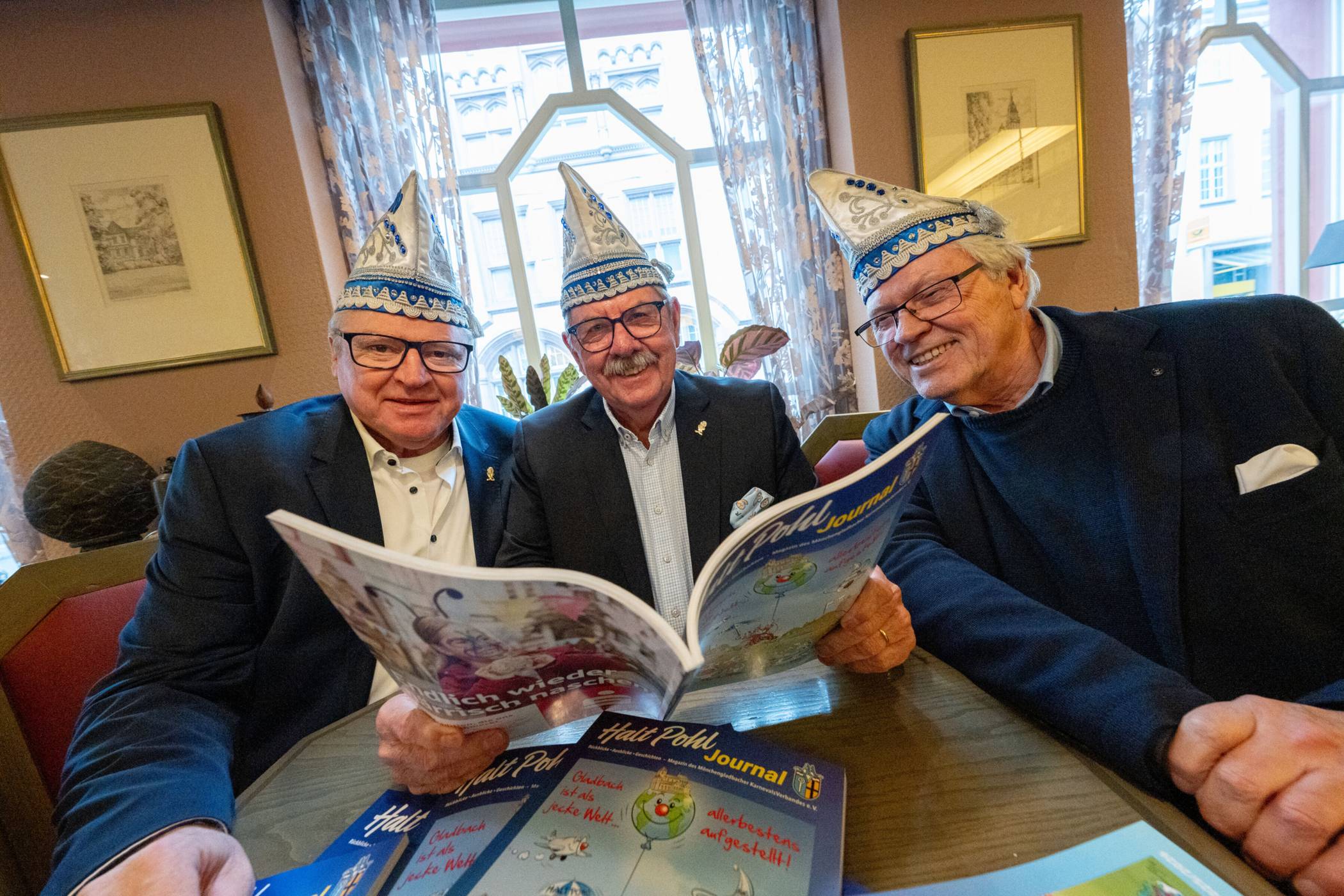  MKV-Vorsitzender Gert Kartheuser (Mitte), sein Stellvertreter Hermann Schnitzler (l.) und Pressesprecher Ralf Noehles stellten jetzt das neue Halt Pohl Journal der Session 2025/26 vor.  