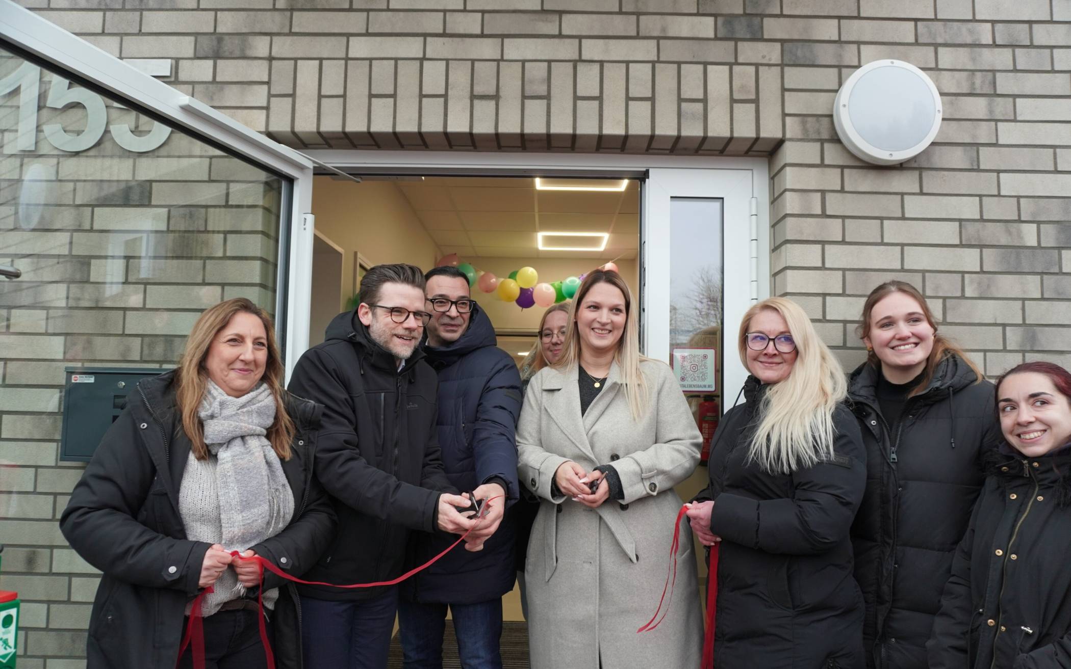 Die Lebenshilfe MG hat ihre zweite Kindertagesstätte eröffnet (v.l.): Manuela Janikowski, OB Felix Heinrichs, Özgür Kalkan, Frauke Reichert , Svenja Moll, Stefanie Komm, Jana Igelmann, Nathalia Nunez-Lopez. 