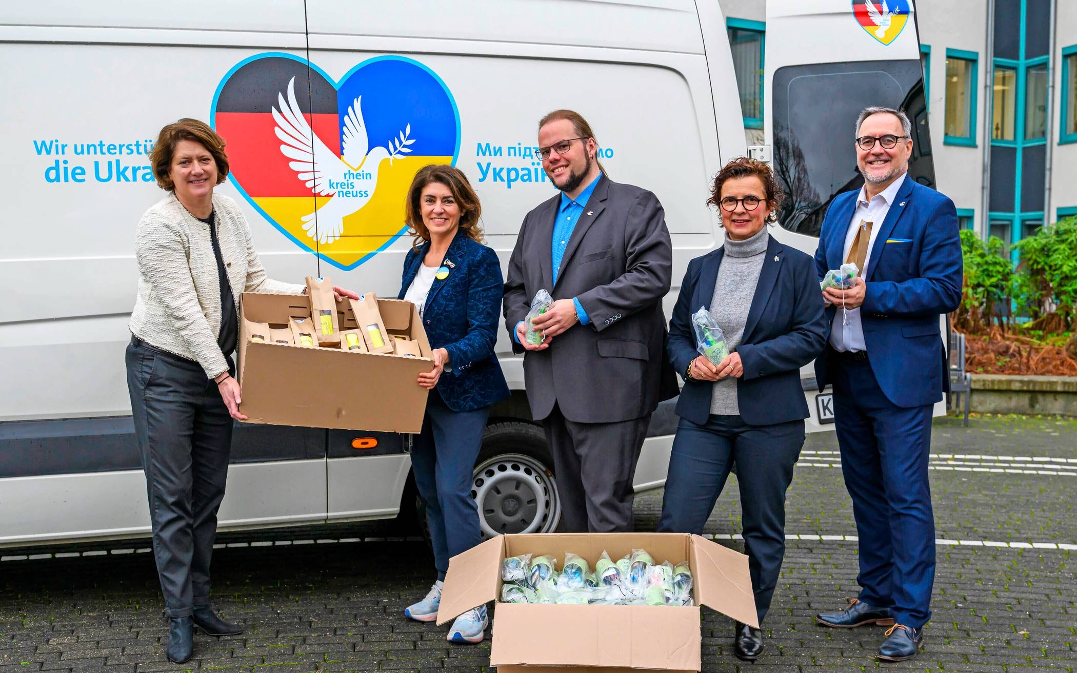  Landrätin Katharina Reinhold, Linda Mai (Vorsitzende des Blau-Gelben Kreuzes), Kreisdezernent Gregor Küpper, Kreisgesundheitsamtsleiterin Barbara Albrecht und Kreisdezernent Harald Vieten (v.l.) brachten die Hilfe für die Ukraine auf den Weg. 