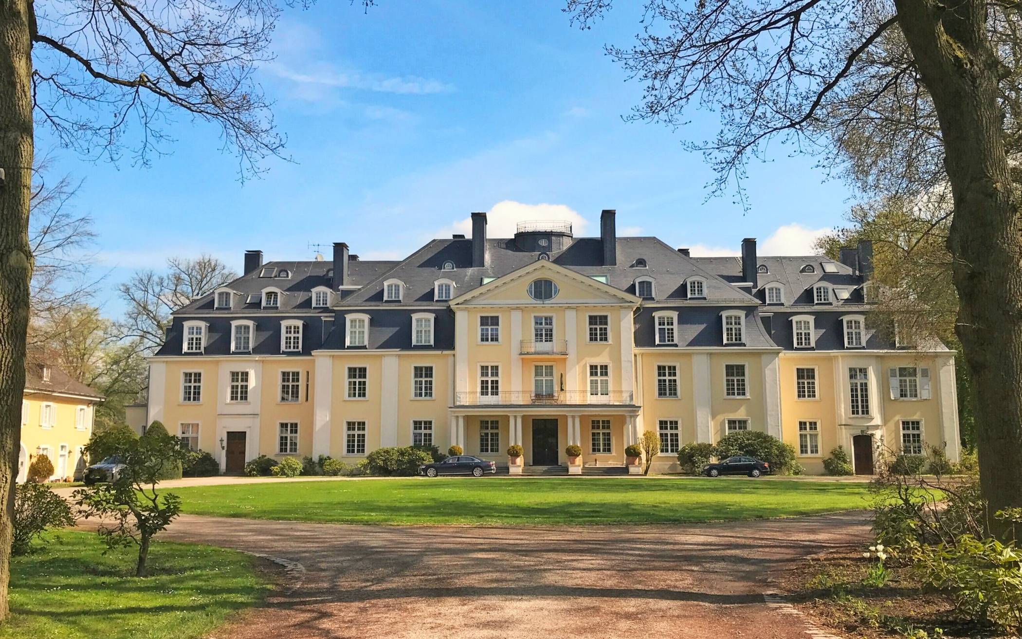 Historischer Ort zwischen Strümp und Ossum-Bösinghoven: das Schloss Pesch. 