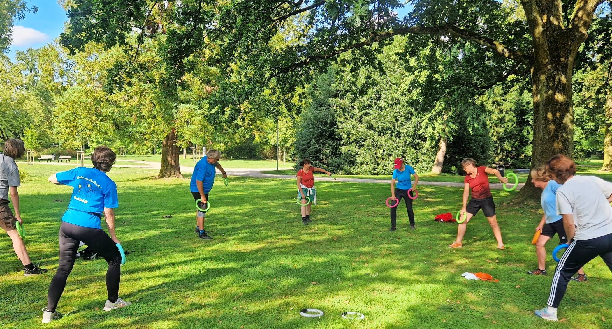  Zum Frühling startet die Aktion „Runter von der Couch“ aufs Neue. Nordic Walking, dazu Fitness-Workshops und ein Zusatztraining mit „Smovey-Ringen“ bringen die Teilnehmer auf Trab. 