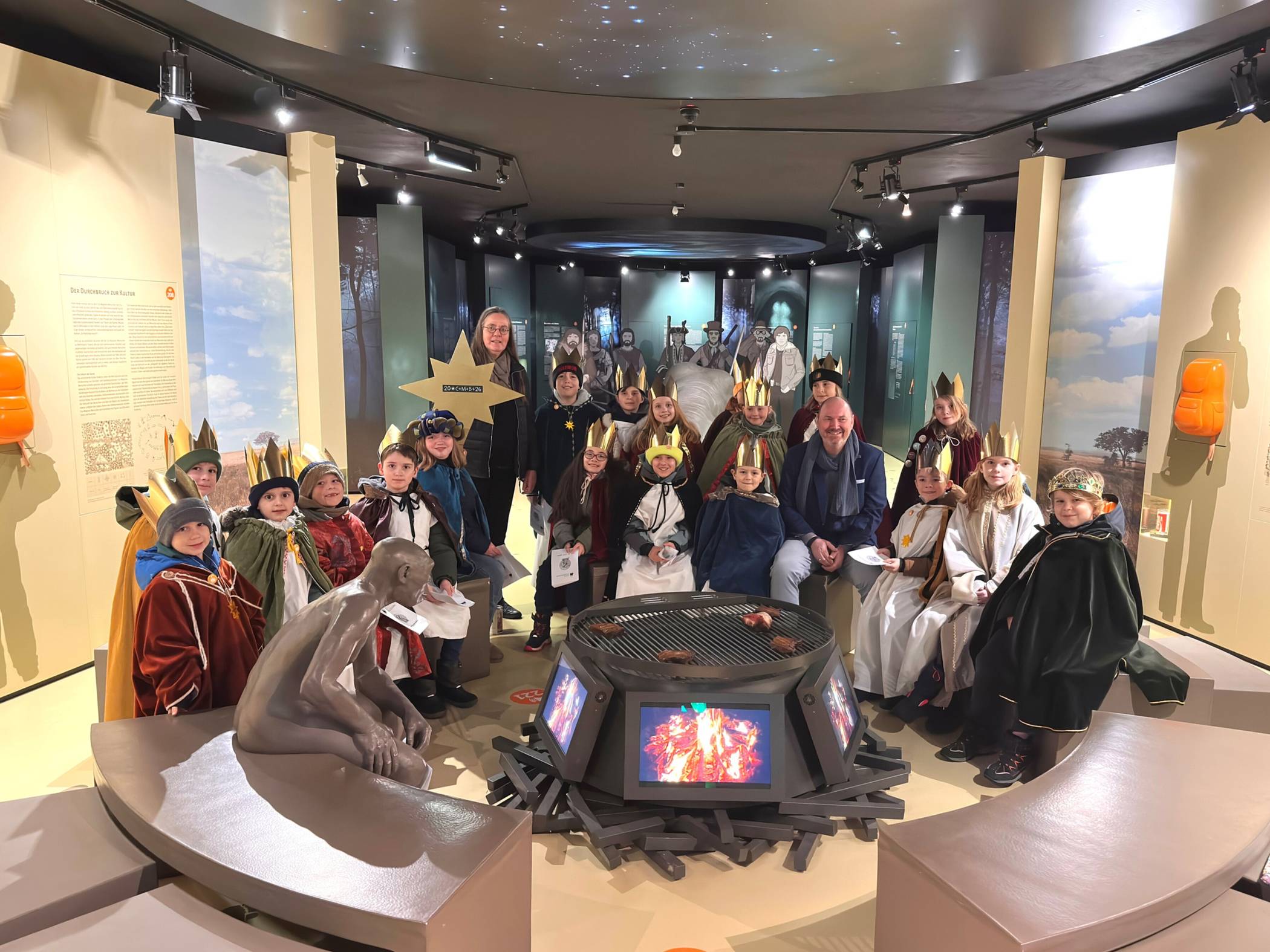 Gruppenfoto der Sternsinger aus Born, Bracht und Brüggen mit der kirchlichen Vertreterin Alexandra Scherres sowie Bürgermeister Johnen.   