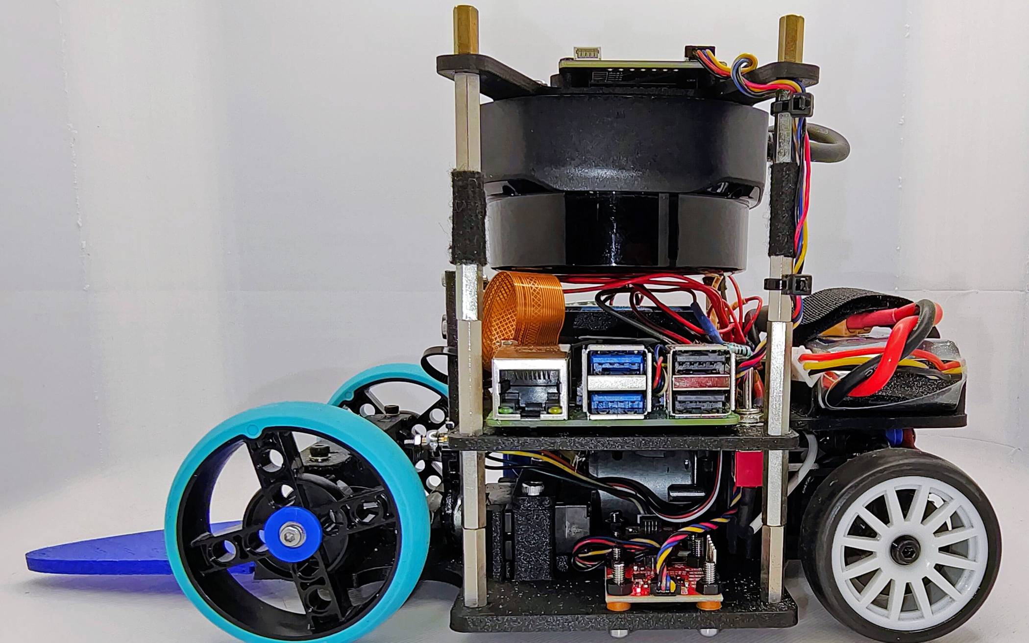  So sieht es aus, das autonom fahrende Roboter-Auto, dass die drei Willicher gebaut haben. Foto: Privat  