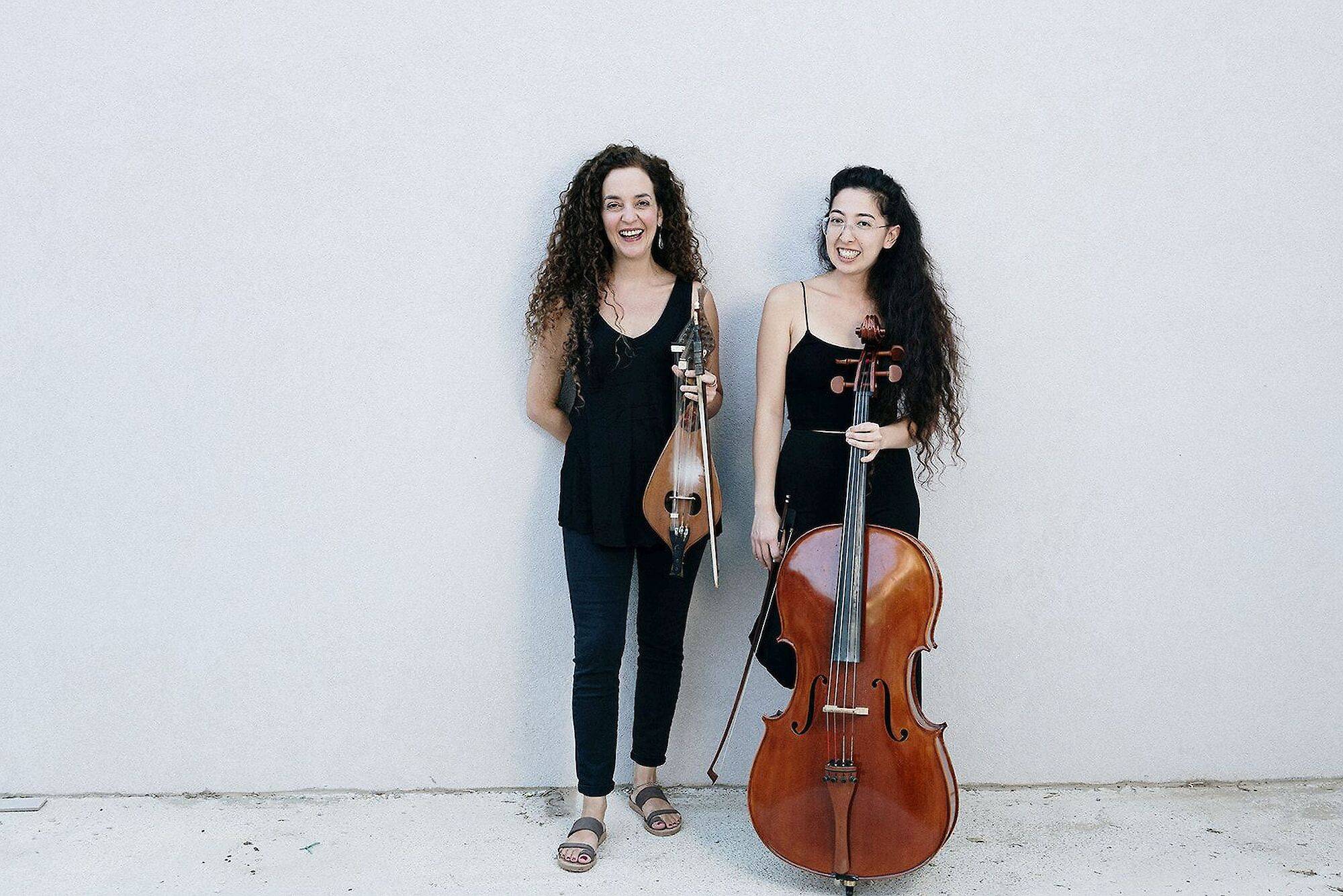  Kelly Thoma &amp; Mayu Shviro mischen traditionelle griechische Musik mit zeitgenössischen Klängen. 