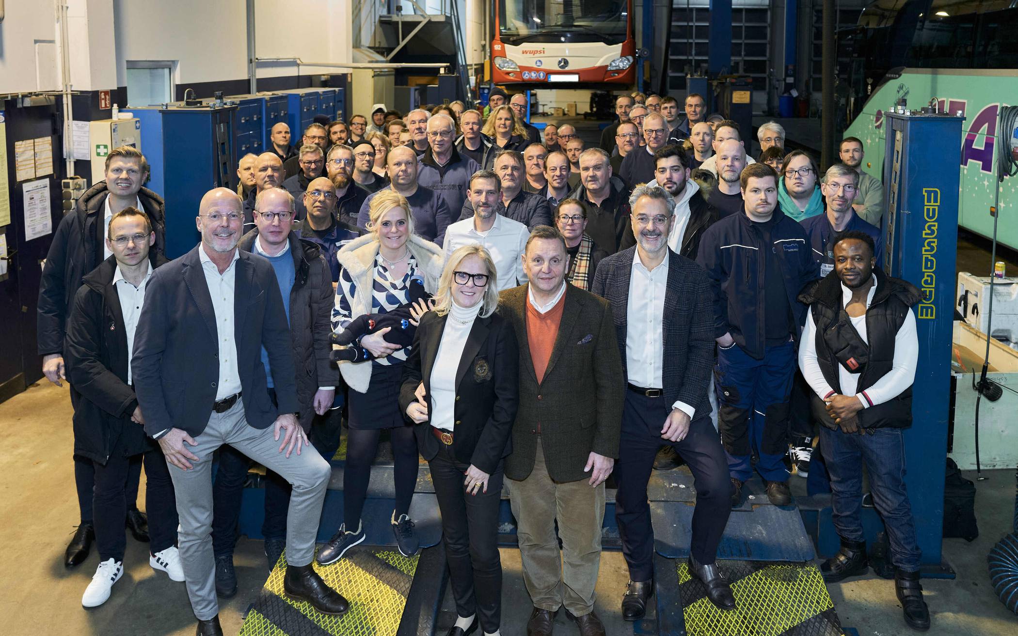 Gruppenbild der neuen und alten Geschäftführung vor den Mitarbeitern nach der Übernahmeverkündung der Theo Boeckels Nutzfahrzeug GmbH durch die Herbrand Gruppe. Eheleute Boeckels (mitte) mit Tochter (l.) und Geschäftsführern der Herbrand Gruppe Sven Holtermann (l.) und Richard-Lacek Herbrand (r.).