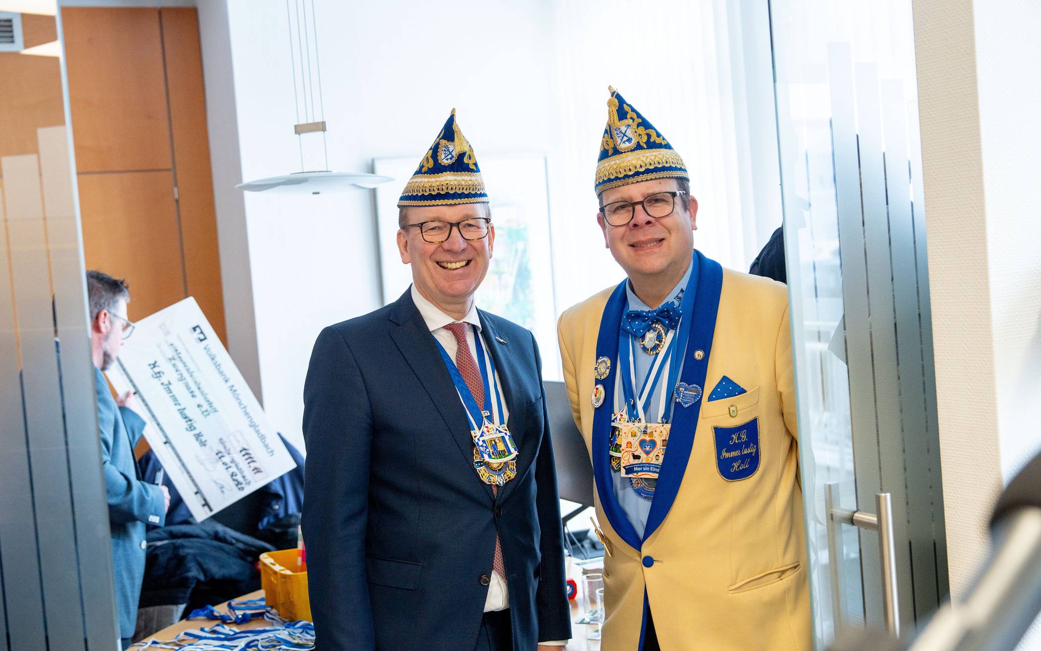 Volksbankvorstand Franz D. Meurers (l.) hier mit Daniel Zowislo, Geschäftsführer der...